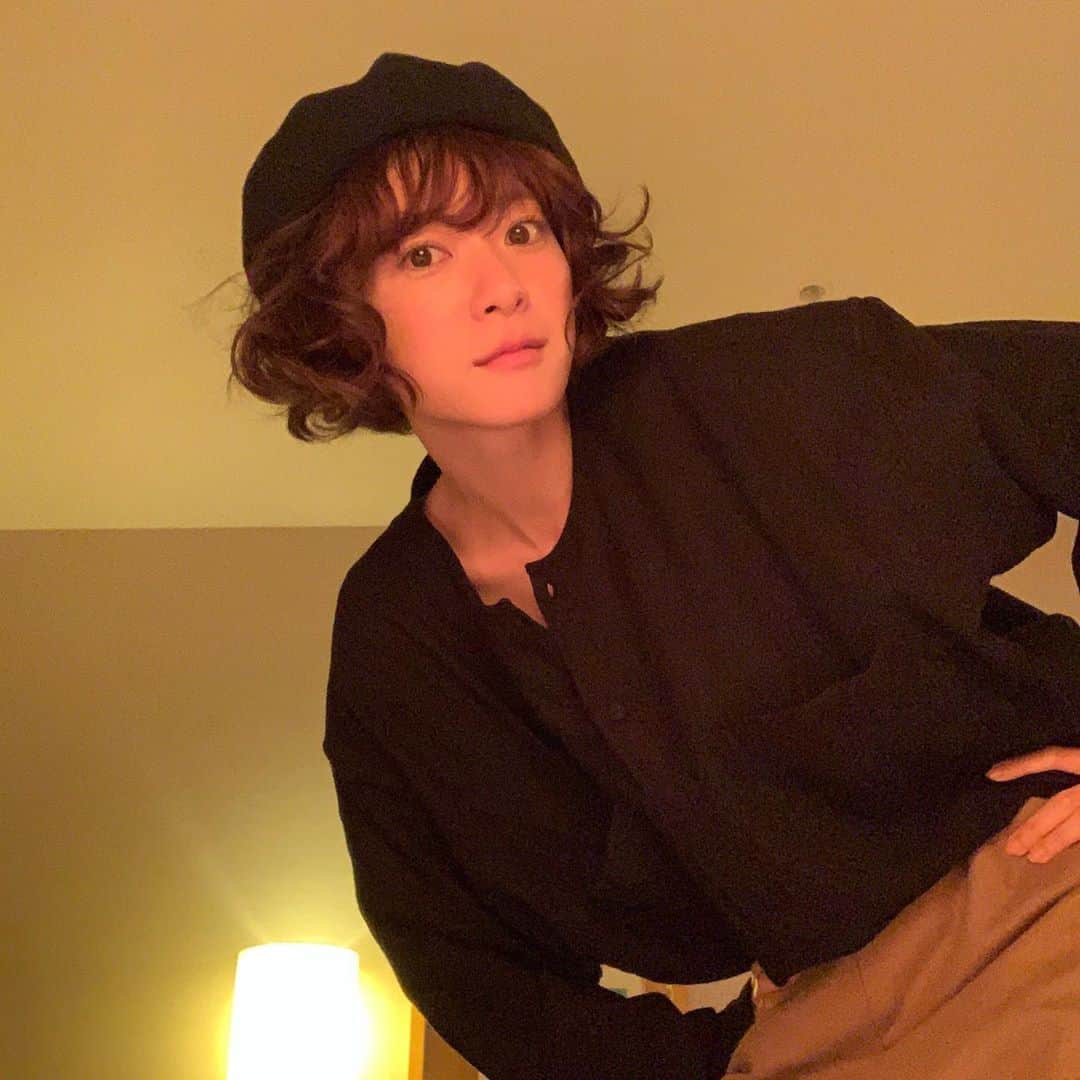 のインスタグラム：「今日は、#maisondesoil のトップス。 大きいポケット２つ。洋服の秋だなぁ。笑 ドラマ #監察医朝顔 でも沢山着ていた。タポタポいいね〜、シワ気にならない、柔らかい、あったかい〜。😊お仕事がんばろうね〜❣️ #ちょっと暇  #ご飯までの暇つぶし #お仕事終わり  #まゆげつながってませんよ  #まゆげつながってないからね」