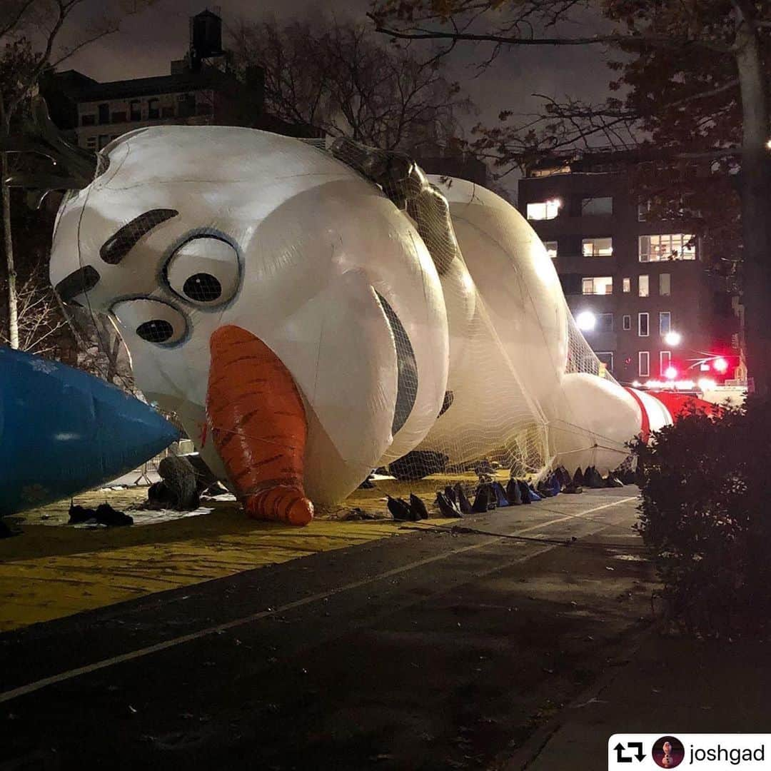 イディナ・メンゼルさんのインスタグラム写真 - (イディナ・メンゼルInstagram)「I’m on a float right behind Olaf. Hope he’s not gassy #happythanksgivng #olafrules #frozen2 #macysparade」11月28日 18時44分 - idinamenzel