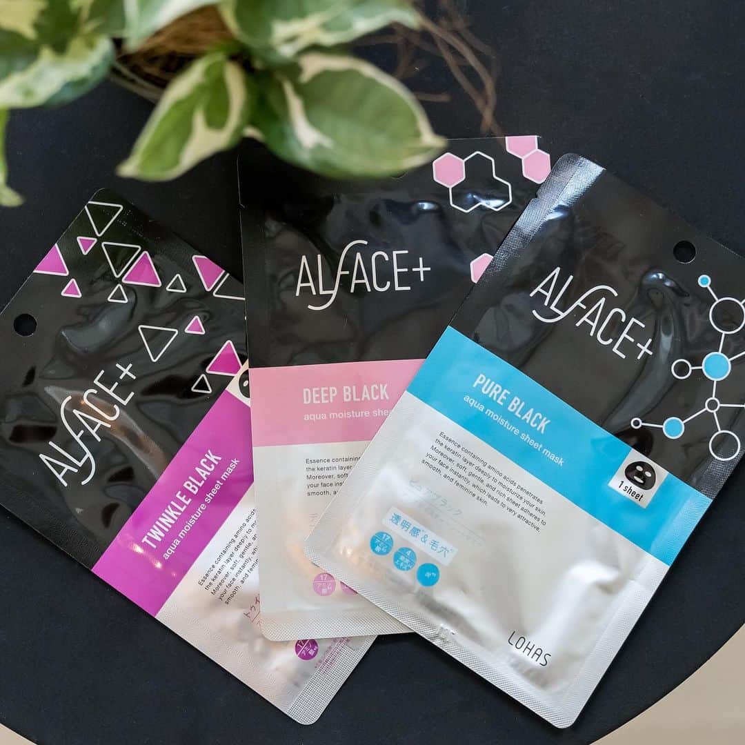 オルフェス（ALFACE+）のインスタグラム：「明日はブラックフライデー⚡️﻿ ﻿ ブラックといえば……﻿ オルフェスの黒マスク、ですよね🖤﻿ ﻿ 公式ECサイトでは﻿ ピュアブラックとディープブラックが一緒になった﻿ プレミアムブラックセットが販売中✨﻿ ﻿ 毎日使って10日間じっくり、﻿ お肌と向き合っていただくことを﻿ おすすめしております☺️﻿ ﻿  #スキンケア #フェイスパック #シートマスク #ながら美容 #時短美容 #フェイスマスク #オルフェス #保湿 #潤い #美肌 #竹炭 #黒マスク #ブラックシート #ハリ #ツヤ #限定セット #ブラックフライデー #blackfriday ﻿ #ブラック」