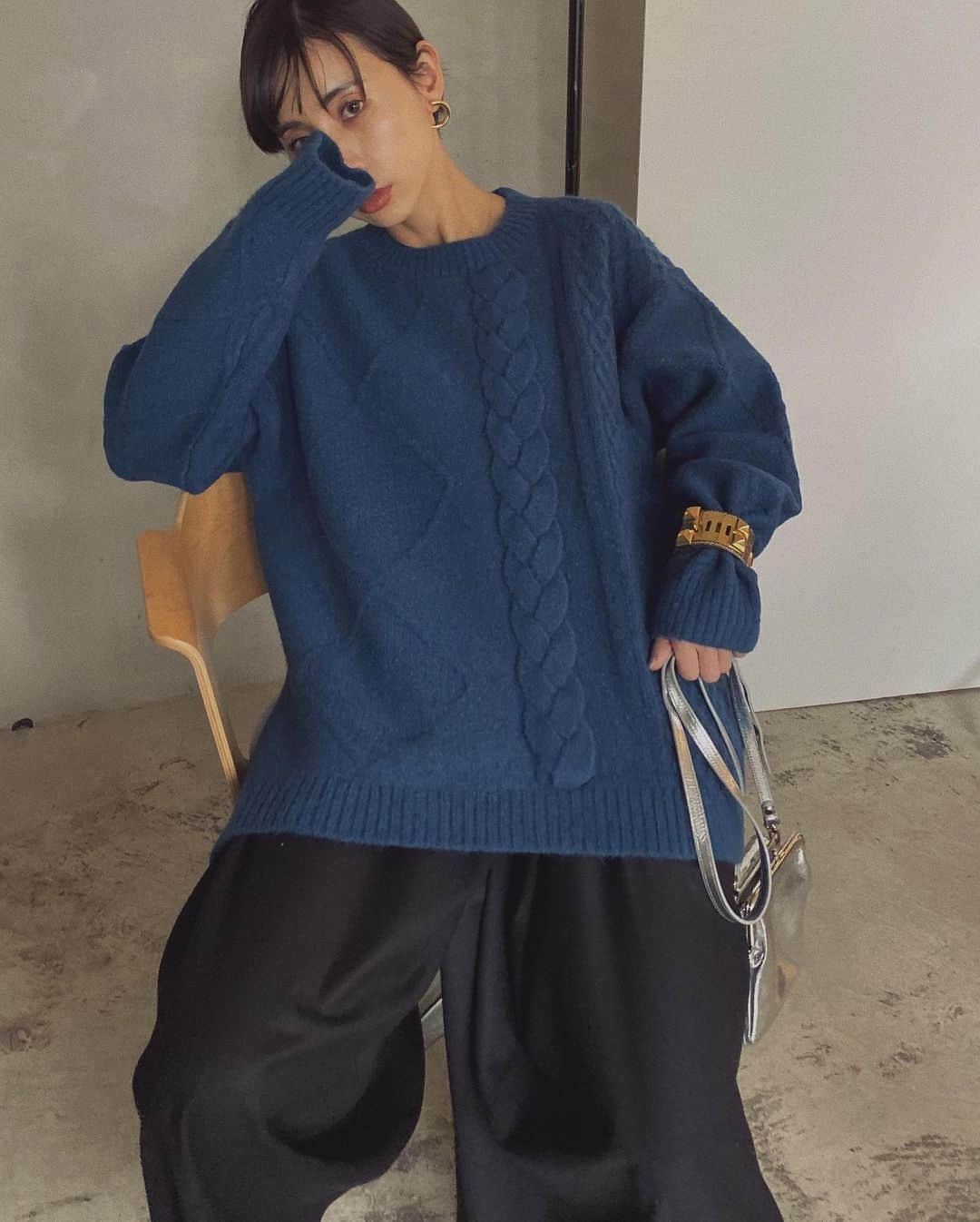 黒石奈央子さんのインスタグラム写真 - (黒石奈央子Instagram)「あめりふく .  UNDRESSED ASYMMETRY CABLE KNIT ¥14800+tax 12/3 UNDRESSED SUPER FLARE PT ¥18500+tax 12/10 . . 12月はアンドレストがたくさん入荷！ いろんなケーブルを、ミックスして作ったニットはどんなアイテムにもあう着回し優秀アイテム！ . .  @ameri_shinjuku @amerivintage @ameri_daikanyama @ameri.shinsaibashi #ameri#amerivintage #fashion #vintagefashion #coordinate#ootd#outfit#osanposnap #705_outfit #大人ファッション #大人コーディネート #大人スタイル #modestyle #modefashion#modecasual」11月28日 18時40分 - blackstone705