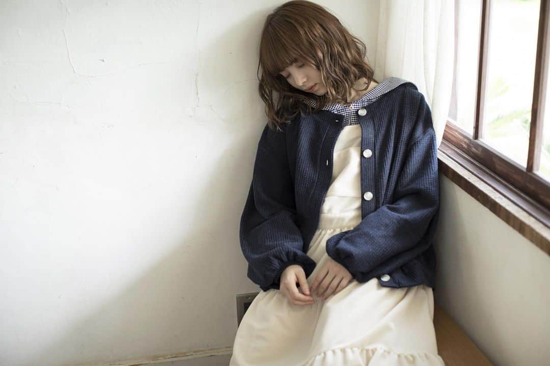 のインスタグラム：「﻿ ﻿ ehka sopo 第2弾コラボの﻿ ﻿ ﻿ コンセプトとしては、﻿ お洒落をしたい可愛くなりたい﻿ という人達の日常に寄り添えるような﻿ そんなお洋服を作りたくて、﻿ ﻿ ﻿ シンプルだけど、﻿ アイテムそれぞれが着まわせるように﻿ 色味や素材、細部などをこだわって作りました。﻿ 大きめのボタン、ポケット、丸襟、刺繍、など﻿ たくさん女の子らしさが詰め込まれています。﻿ ﻿ ﻿ ﻿ 大切な日はもちろん、﻿ 何気ない日常にも '' かわいい '' を。﻿ ﻿ ﻿ ﻿ 今後とも、﻿ 多くの人に喜んでもらえるように﻿ 次に繋げて精進して参ります！﻿ ﻿ ﻿ ﻿ お洋服でみなさんが﻿ '' しあわせ '' になれますように。﻿ ﻿ ﻿ -----------------------------﻿ ﻿ ﻿ そして！！！﻿ 福袋コラボ、予想を超える早さで﻿ 次々と完売していてビックリです！﻿ ﻿ ﻿ 開店5時間前から﻿ 並んでくれてた子が居たり、﻿ ﻿ 娘や彼女さんのために朝早くから﻿ 男性の方が何人も予約しに行ってたり、﻿ ﻿ 他県まで﻿ 何時間もかけて行ってる子もいたり、﻿ ﻿ 本当にいっぱいいっぱいの人達が﻿ 私の福袋を目当てに、早起きしてお店まで﻿ 足を運んでくださっていることを知り、﻿ ﻿ ﻿ めちゃくちゃ心から嬉しいです！！﻿ ﻿ ﻿ GETできた方、﻿ お正月楽しみにしていてください！﻿ ﻿ ﻿ ﻿ GETできなかった方も、﻿ 明日12時からZOZOTOWNで﻿ 予約がとれるみたいなので、諦めずに﻿ できる限りの人にGETしてもらいたいです！﻿ ﻿ ﻿ ﻿ #ehkasopo﻿ #エヘカソポ﻿ #美好くんコラボ﻿ #福袋」