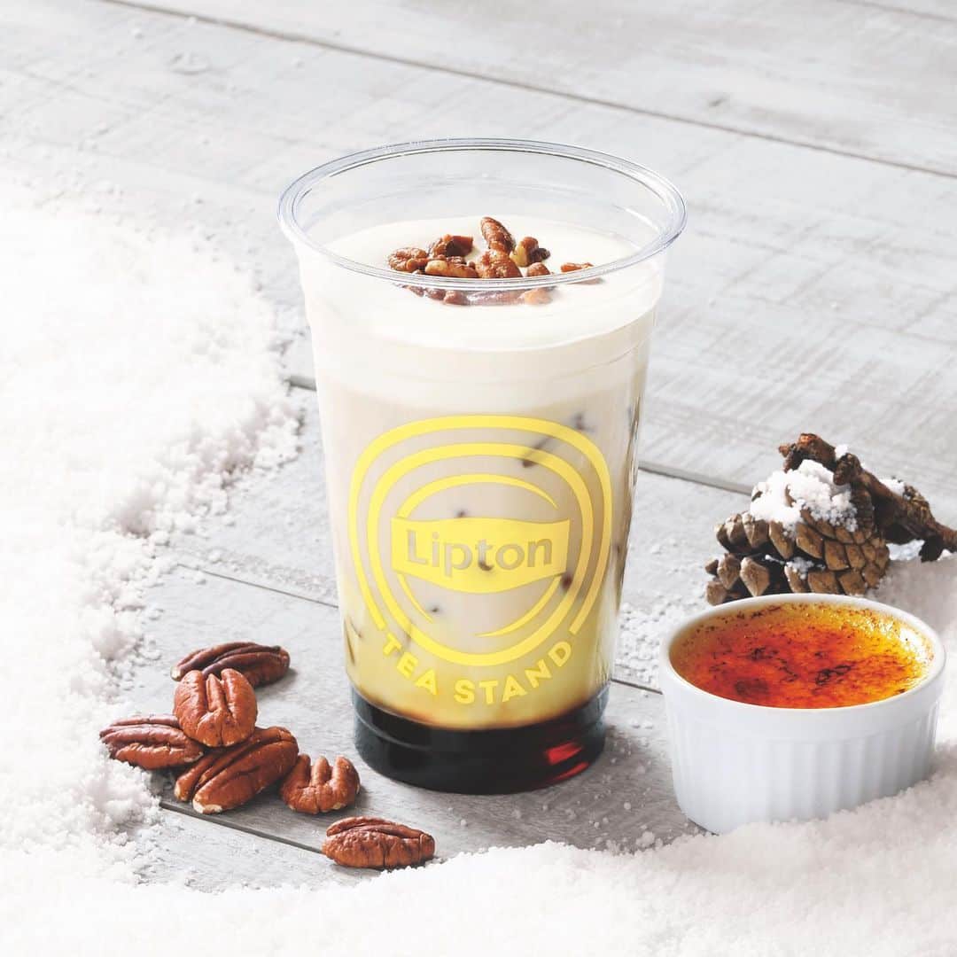リプトンのインスタグラム：「【今日から！】 「Milk Teaクレームブリュレ」がTEA STANDで限定新発売❄️ クレームブリュレをイメージして、ウーロンミルクティーにカスタードクリームとほんのり苦いカラメルソースをトッピング😍ちょっとオトナな新感覚スイーツミルクティーはいかが？ 💛 #リプトン #Lipton #LiptonTeaStand #TeaforLife #ミルクティークレームブリュレ #MilkTeaクレームブリュレ #ミルクティー #MilkTea #期間限定 #名古屋 #博多 #リプトンでつながる」