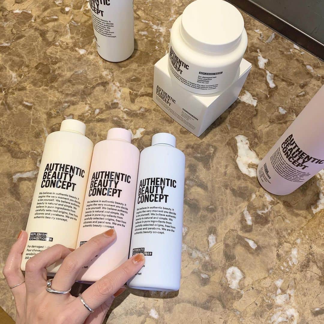 のインスタグラム：「. ドイツ生まれのヴィーガンヘアケアブランド オーセンティック ビューティ コンセプトが 日本上陸ということでレセプションパーティーへ お邪魔してきました🍋🥜🌿 . 本物の価値や大切にしたいことを追求して ヘアドレッサーや芸術家、職人など 真実の美しさと向き合う人々の価値観や時代性に インスパイアされて誕生したんだそうです。 . プロダクトは3種類 ①GLOW カラーヘア用 デーツとシナモンがヘアに自然な輝きを 与えてくれるんだそう。 . ②HYDRATE ドライヘア用 マンゴーの抗酸化作用とバジルの浄化作用から インスパイアされて生まれたシリーズ。 . ③REPLENISH ダメージヘア用 メープルシロップとピーカンナッツのエキスで 髪を補修していきいきとした輝きを取り戻して くれるシリーズ。 . 私は③を選択しました☺️ お土産でいただいたので使うのが楽しみです🥭 . #authenticbeautyconcept#veganhaircare#vegan#shampoo#haircare#haircareitem#shampoo#treatment#natural#bathtime#instabeauty#オーセンティックビューティコンセプト#ヴィーガンヘアケア#ヴィーガン#ビーガン#シャンプー#トリートメント#ダメージリペア#ヘアケアアイテム#ヘアケア#バスタイム」