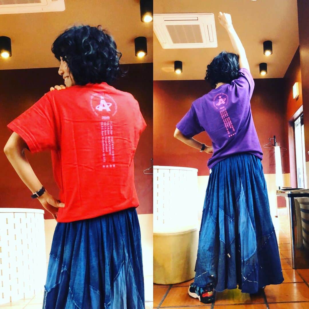 奥井亜紀さんのインスタグラム写真 - (奥井亜紀Instagram)「おNEWグッズ！アキオクニークロゴが、前面に。後ろは、ツアースケジュールがデザインされてます。ピンク色でプリントしてあるの。あと、黒色もあるんだよん。#akiokunique #奥井亜紀　#アキオクニーク」11月28日 18時47分 - akiokui