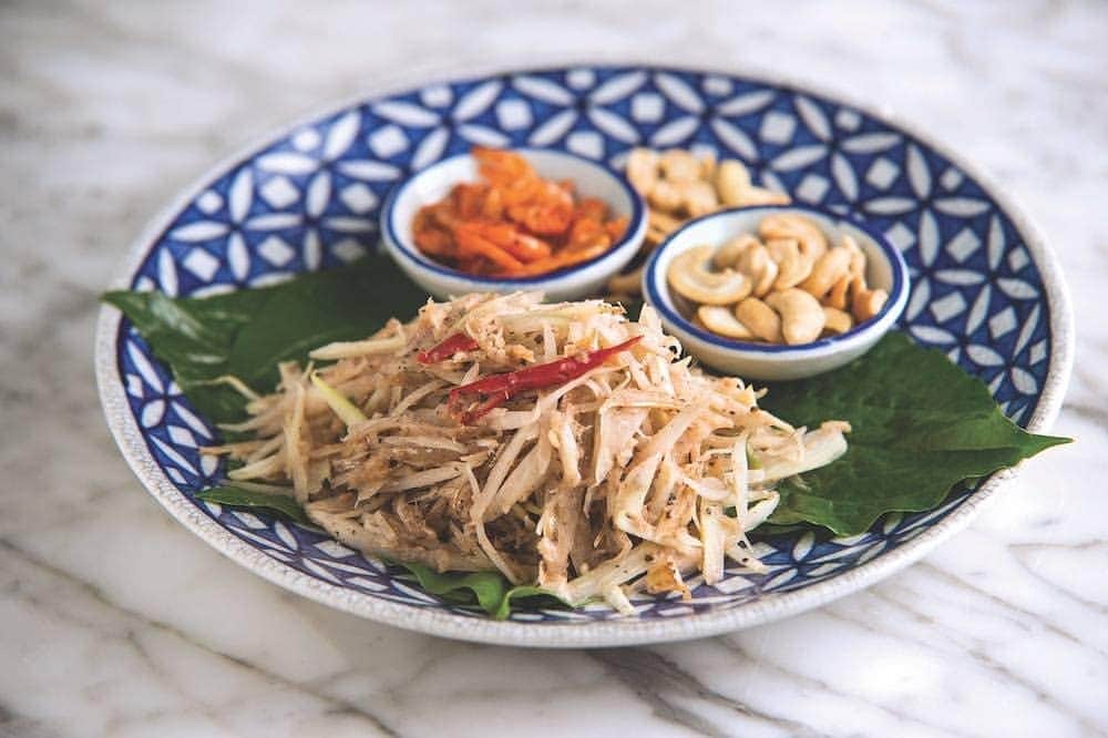 タイ国政府観光庁さんのインスタグラム写真 - (タイ国政府観光庁Instagram)「⠀ 【🇹🇭🍴バンコク⭐ミシュランレストラン🍴🇹🇭】⠀ ⠀ 毎週木曜日は、タイグルメ情報をお届け😘⠀ ⠀ ミシュランガイドでビブグルマンに選ばれたプーケットのタイ料理レストラン「Chomchan」へGO🏃‍♂️🏃‍♀️💨⠀ ⠀ 「Chomchan」は、プーケット・オールドタウンに位置し、伝統的な南タイ料理をリーズナブルに味わえるとあって評判の一軒✨⠀ 前菜には、カリカリにした豚皮入りのディップが大人気🤤💕⠀ ⠀ 料理のレベルが高いことはもちろん、シノ・ポルトガルのアンティーク調度品で飾られた空間もフォトジェニックで魅力的です🌟⠀ ⠀ #プーケットミシュランレストラン #タイ #プーケット #ミシュラン #ビブグルマン #タイ料理  #エスニック料理  #アジア料理 #タイ料理大好き #こんなタイ知らなかった #もっと知りタイ #タイ旅行 #プーケット旅行 #食べるの大好き #食べるの好きな人と繋がりたい #旅好きな人と繋がりたい #旅行好きな人と繋がりたい #thailand #phuket #oldtown #chomchan #michelin #thaifood #thaifoodie #amazingthailand #thailandtravel #thailandtrip #thai #thaistagram #lovethailand」11月28日 18時51分 - amazingthailandjp