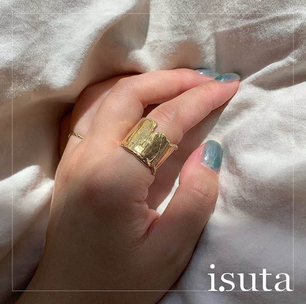 のインスタグラム：「プチプラよりそろそろ長く使える“いいアクセ”を﻿ ﻿ ﻿ リングの重ね付けや、ピアスとイヤカフのレイヤードを楽しむなど、最近ではアクセサリーの身につけ方もバリエーションが増えてきましたよね。﻿ ﻿ ﻿ ﻿ たくさんつけるならプチプラのアクセでもいいけれど、存在感やセンスを光らせるならこだわりのアクセをいくつか持っておくのもおすすめです。﻿ ﻿ おしゃれさんならチェック済みのジュエリーブランド「TEN.（テン）」を知っていますか？﻿ ﻿ TEN.のアクセはどんなファッションと合わせても主役になるのでいつでもお守りのようにつけられます♡﻿ ﻿ ﻿ 耳元にさりげなく忍ばせたい「イヤーカフ」や、つければつけるほど可愛さが増す「リング」など種類豊富なラインナップも魅力ですよ。﻿ ﻿ ﻿ ﻿ ﻿ ちょっと高い買い物だけれど、いくつも欲しくなっちゃう「TEN.」のアクセサリー。東京では新宿伊勢丹本館2階で購入可能なので、ぜひ立ち寄ってみては？﻿ ﻿ ___________________________________________﻿ ﻿ photo by﻿ @ayanail__﻿ @mamy___________﻿ @htpesss﻿ @yyuyukokoo﻿ @___hnn﻿ @chumayaka﻿ ﻿ ﻿ ﻿ #シルバー #シルバーアクセサリー﻿ #イヤーカフ#イヤカフ#ピアス﻿ #アクセサリー #シルバーリング #リング﻿ #指輪 #手元 #ten_accessory #ten_style﻿ #accessory #silver #silver925 #ring﻿ #silverring #style #fashion #テン #isuta﻿ #イスタ #ゴールドアクセ #ゴールドリング﻿ #アクセサリー好き #アクセサリー女子﻿ #手元倶楽部 #手元くらぶ #手元コーデ isuta_fashion」