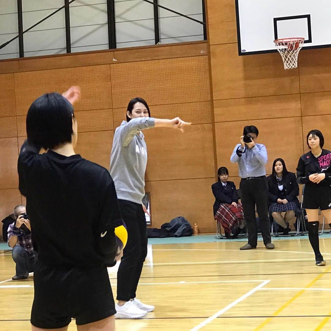 大山加奈さんのインスタグラム写真 - (大山加奈Instagram)「. . 本日はVICTORYスポーツ教室 .  京都聖カタリナ高校におじゃまし、 全校生徒さん向けに講演と バレー部の指導をさせてもらいました‼︎ . . スパイクの身体の使い方を中心に練習し、 ゲーム形式の練習を楽しみながら 1時間半ほど一緒に練習を行いました‼︎ . . みなさん楽しそうに活き活きと 練習をしてくれて とても嬉しかったです‼︎ . .  京都聖カタリナ高校のみなさん 朝日新聞社さま 朝日学生新聞社さま 日刊スポーツ株式会社さま 株式会社トンボさま ありがとうございました😊‼︎ . . #victoryスポーツ教室 #講演会 #部活指導 #バレー部 #女子バレー部」11月28日 18時57分 - kanaoyama0619
