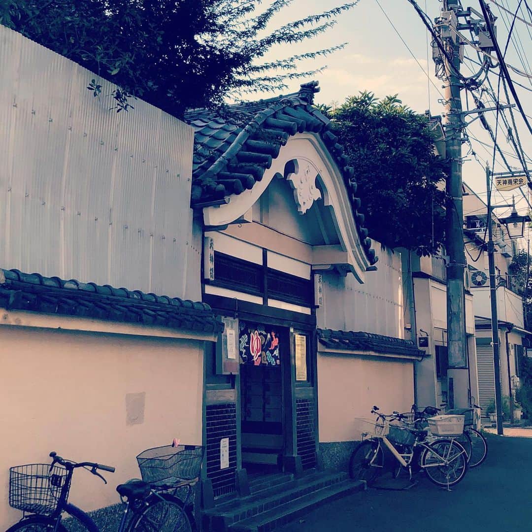 のインスタグラム：「2018年に改装した中野区中野の天神湯。30年前に住んでたとこの近所。懐かしい。丸山氏の富士山ペンキ絵。フロント型宮造り。今週末は武藤ウエノワンマン。11.30 北九州小倉Cheerzと 12.01 山口湯田温泉café&pub-kirikouよろしくです！#リハビリ銭湯 #銭湯 #ゆっポくん #風呂 #bath #sento」