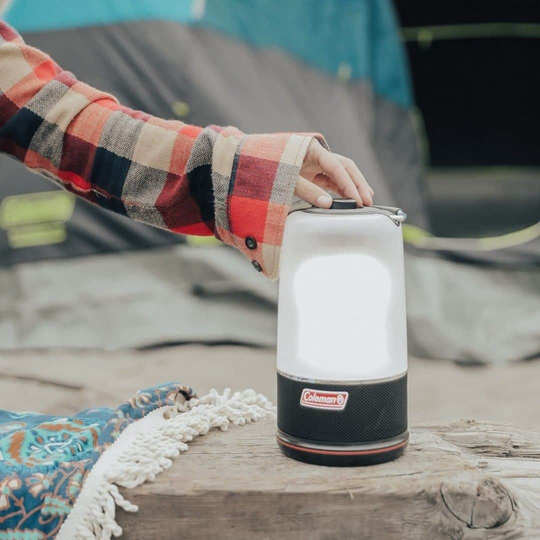 Coleman Japanのインスタグラム：「音楽と灯りでキャンプやアウトドアがもっと楽しくなる、1台2役の「360° サウンド&ライト」を取り入れてみよう😊 🎶 ・ ※音量などマナーを守って使いましょう。 ・ ・ ・ #灯そうColeman #灯そうコールマン #灯そう #Coleman #コールマン #Lantern #ランタン #LEDランタン #Camp #キャンプ #Outdoor #アウトドア #Nightcamp #ナイトキャンプ」