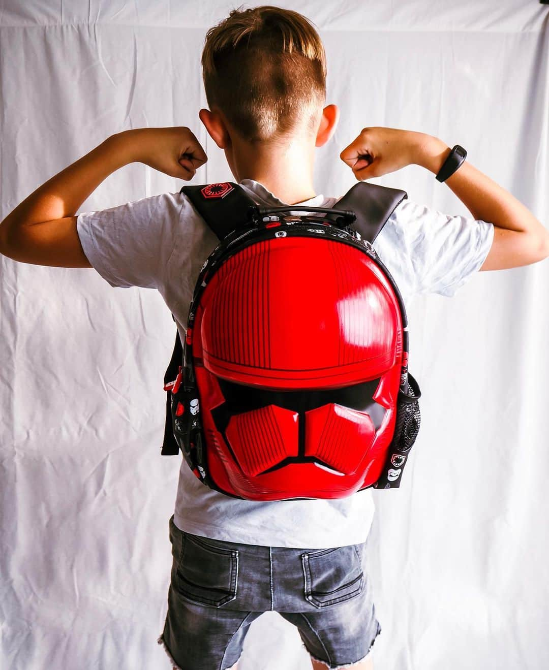 Kidz Fashionさんのインスタグラム写真 - (Kidz FashionInstagram)「The force is strong within this one so you can imagine his excitement when the brand new Star Wars Sith Trooper back pack and hard top pencil case from @smiggle_ arrived this week💫 If you don’t believe me then swipe to the last photo! These would be the perfect Christmas Gift for your little Star Wars fan. Check out the rest of the new Star Wars range too, you’re going to love it! Thanks for the gift @smiggle_ , it was a winner. 🛰💫 #gifted #Kidzfashion #kidzfashionau #kidsofinstagram #christmaswishlist #giftideas  #smiggle #starwars #disney」11月28日 19時00分 - kidzfashion