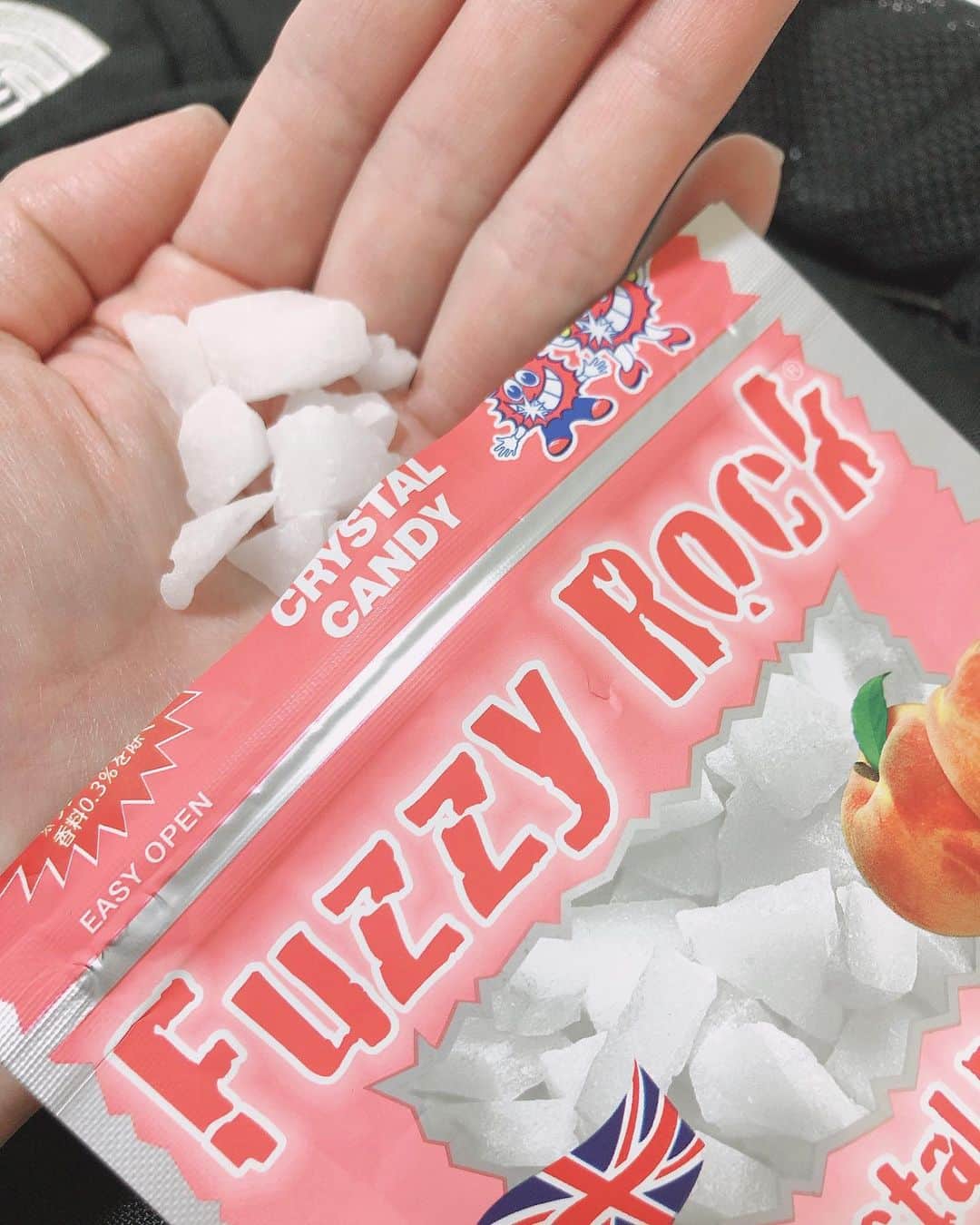 土屋香織さんのインスタグラム写真 - (土屋香織Instagram)「𖢹. リフレッシュしたい時 甘いものが欲しくなった時はFuzzy Rock ⸜(๑⃙⃘'ᵕ'๑⃙⃘)⸝⋆︎* @bitatto_official  口に入れるとひんやり感。 日本初上陸のイギリス生まれのノンシュガー キシリトール100%のキャンディです。 歯磨き後に食べて虫歯予防にもいいですよね！ . イギリスっぽいデザインのパッケージに 中身はクリスタルみたいで可愛い♡ 糖類ゼロでカロリーが砂糖の1/3だから ダイエット中のおやつにもおすすめ。 . 続けると虫歯になりにくい口内環境が整って 白くて丈夫な歯になる効果が期待されるんだって！ . 溶けにくいから 車の中に置きっぱなしでもベタベタにならないのが とってもうれしい♡ ピーチ味がお気に入り🍑 ドラッグストアや量販店などで 購入できます。 . ランとかテニスの後 甘いものが欲しくなった時 お口にぽいっと。 いよいよ今週末は 千葉マリンマラソン。 ここ最近忙しすぎて全然走れてなくて そのまま本番になりそうな予感… 頑張らなくっちゃ🏃‍♀️ . . . #FuzzyRock #キシリトールキャンディ #糖質ダイエット #虫歯予防 #カロリーオフ #ファジーロック #ボディメイク #糖類ゼロ #気分で選べるカケラ #日本初上陸 #PR #千葉マリンマラソン #igランガールズ #igランガールズ_jp #rungirl #ランガール #instarunners #instarunning #ランニング女子 #ラン #jogging  #positivevibes #マラソン #マラソン女子 #ハーフマラソン #ランニングママ #マリンマラソン #ぜんぶカラダなんだ #thenorthface」11月28日 19時03分 - kaorintsuchiya