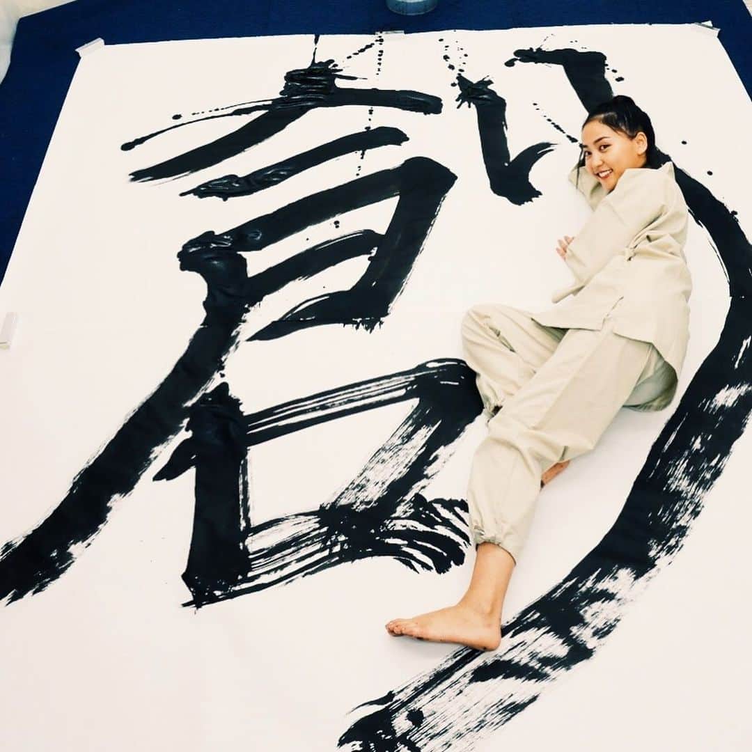倉中るなさんのインスタグラム写真 - (倉中るなInstagram)「JAPAN Calligraphy performanc.  創　遊 モデルもデザインもどちらも、ものづくりなのには変わりないから、一生遊び心をもち合わせながら創りつづけられますように。🇯🇵 #書道#書道パフォーマンス#calligraphy_art」11月28日 19時03分 - runa_kuranaka