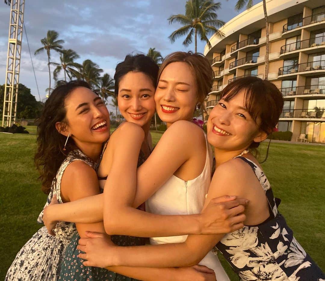 新原愛加のインスタグラム：「. 結婚式ネタ引きずりすぎだけど…笑 わたしの愛する親友たちが ハワイまで来てくれて本当に幸せでした😢💓 みんないつもありがとう！！！ あいしてる🥰🥰🥰」
