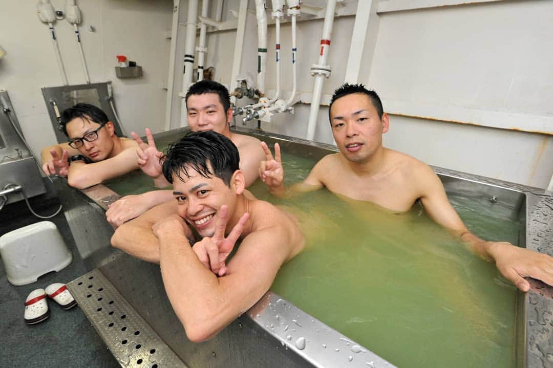 海上自衛隊さんのインスタグラム写真 - (海上自衛隊Instagram)「〜いい風呂の日〜 11月26日は、語呂合わせで「いい風呂」の日です。 第35次派遣海賊対処行動水上部隊の護衛艦「はるさめ」は、真水のお風呂に入浴剤を入れ、乗員たちは入浴を楽しみました。 #海上自衛隊 #jmsdf #いい湯だな #いい風呂の日 #はるさめ #春雨 #DSPE」11月28日 19時06分 - jmsdf_pr