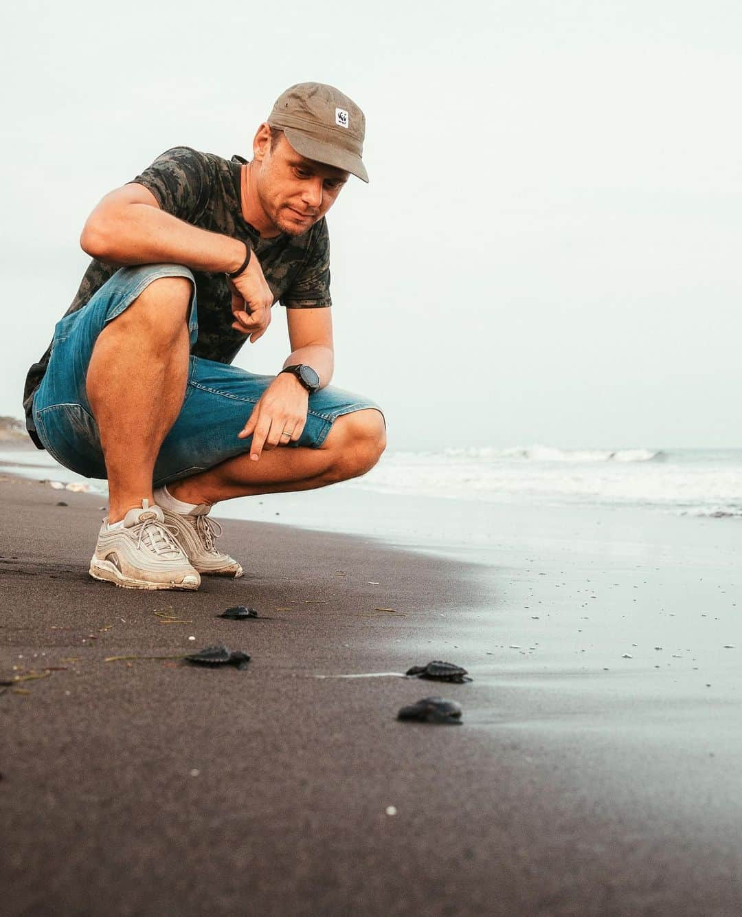 Armin Van Buurenさんのインスタグラム写真 - (Armin Van BuurenInstagram)「I got invited by @WWF @WNFnederland to see what plastic pollution does to the ocean and the animals that live in there. It's shocking to see this.. It was nice to have the chance to help these little ones 🐢! 🌏❤」11月28日 19時08分 - arminvanbuuren