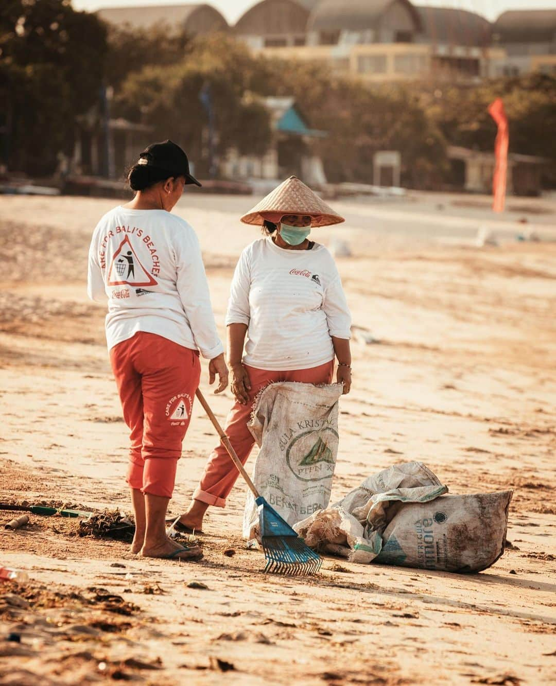 Armin Van Buurenさんのインスタグラム写真 - (Armin Van BuurenInstagram)「I got invited by @WWF @WNFnederland to see what plastic pollution does to the ocean and the animals that live in there. It's shocking to see this.. It was nice to have the chance to help these little ones 🐢! 🌏❤」11月28日 19時08分 - arminvanbuuren