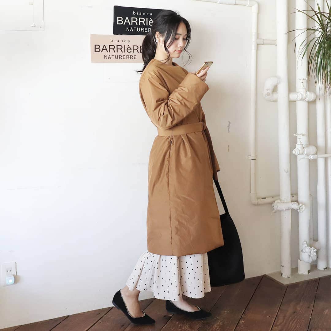 Eri Satoのインスタグラム：「camel×black×ivoryコーデ · こちらのダウンコートは @blancbasque のもの。 ダウンコートって着ぶくれするから苦手なんだけど、すっきりしたデザインとシルエットで素敵😍 blancbasqueのWEB SHOPで販売してます✨ · 👉ポリエステルサテンコート【BB94-203】 · こちらのCAMELとYELLOWの2色です✨ · 最近仕事ばかりしていて、今日は久しぶりに仲良しさんたちとお出掛けでした😍 · #blancbasque#ブランバスク#fashion#ootd#outfit#code#coordinate#style#ファッション#コーディネート#コーデ#プチプラ#プチプラコーデ#シミラールック#シンプルコーデ#mamagirl#locari#ママファッション #partegram#読者モデル#ママモデル #l4like#カジュアル#お洒落さんと繋がりたい#デニムワンピース」