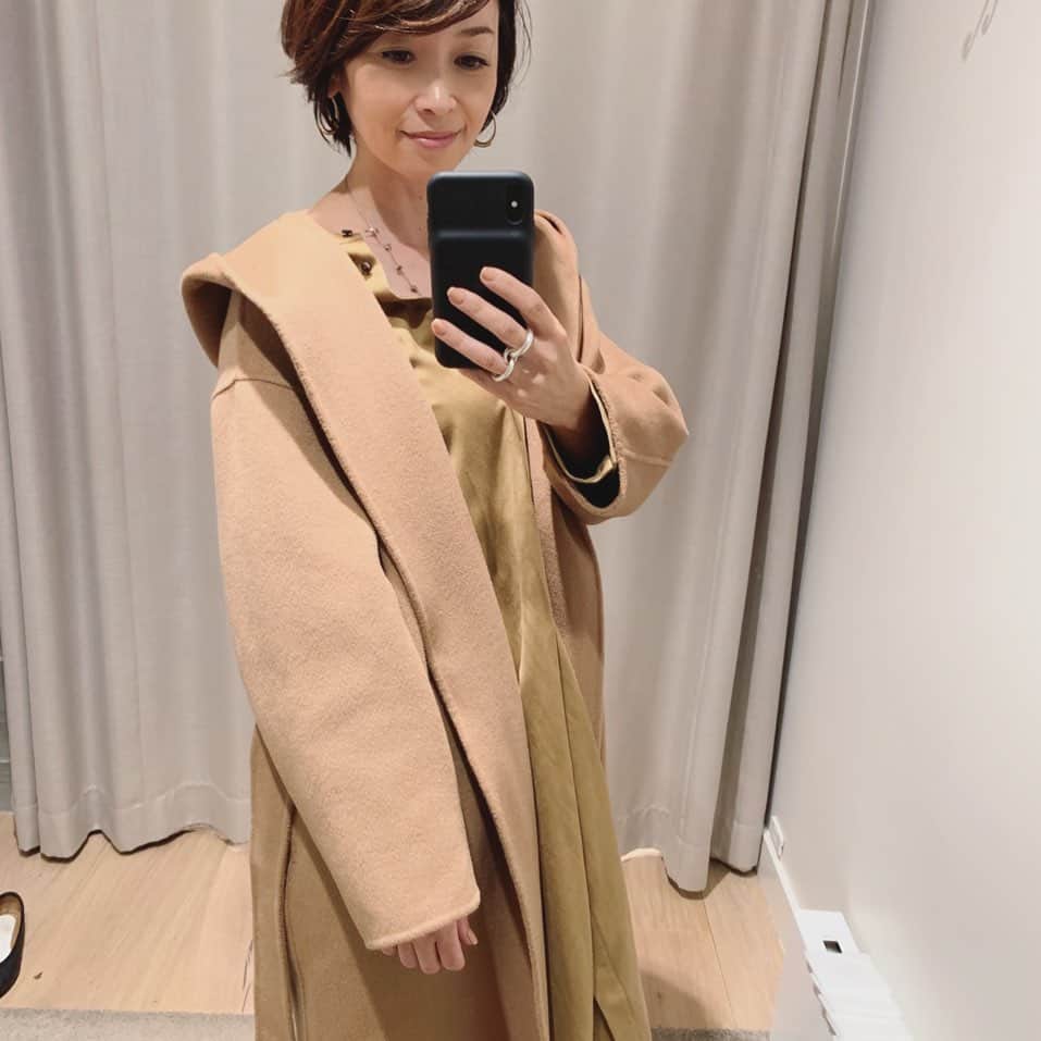 のインスタグラム：「今日は寒い… ようやく　@outersunset_official のフードコートの出番が。やっぱりこのコート好き。今日はワントーンだけど、グレー、ブルー、ピンク、イエロー…なんだって合ってしまう。ワンピースはChaosのもの。  #outersunset  #アウターサンセット #辺見えみり」