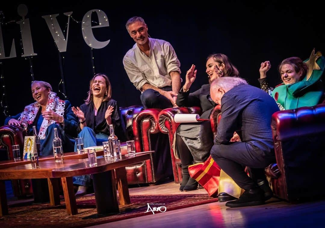 エミリア・クラークさんのインスタグラム写真 - (エミリア・クラークInstagram)「Oh what an evening! (Oh what a gullet..........again.) Had a blissful time being on stage at @barbicancentre talking all things @lastchristmasthemovie and the sensational book what Dame Emma T and her hubby Greg Wise wrote.  There might be a christmas nugget from yours truly in it too...;) Proceeds from the book go to two deeply worthy causes @crisis_uk and the Refugee council 💪🏻 @dfdubz thank you for the sublime questions and unnerving quantity of christmas cheer! ☃️🥳 (Yes @mscaitlinmoran is dressed as a christmas tree-couldn’t love her anymore than I already do!) #deckyourhallsbaby  #nowitstimeforcurlingupwithagoodbookandagoodcause  #😍」11月28日 19時12分 - emilia_clarke