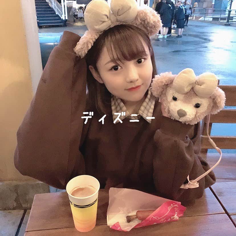 のインスタグラム：「この前ディズニー行った時の🐭 ㅤ YouTubeの企画でシーのごはん食べまくったんじゃけどどれもめっちゃ美味しかった🍖 ㅤ ディズニーでもメルペイのID決済使えたのびっくりした🎡 ㅤ 招待コード「MERGRAM」で登録すると1000ポイントもらえる✌🏻 ㅤ これで骨つきウインナーたべれる🧸笑 ㅤ しかも友達誘って友達が登録するとさらに1000ポイントもらえるすすメルペイキャンペーンもやっとるらしい🥺💕 ㅤ スマホ決済楽じゃけん登録してみてね〜！ ㅤ #すすメルペイ #メルペイ #メルカリ #MERGRAM #タイアップ投稿 #pr #ディズニー #ディズニーコーデ #ディズニーシー #ダッフィーコーデ #シェリーメイコーデ #ブラウンコーデ」