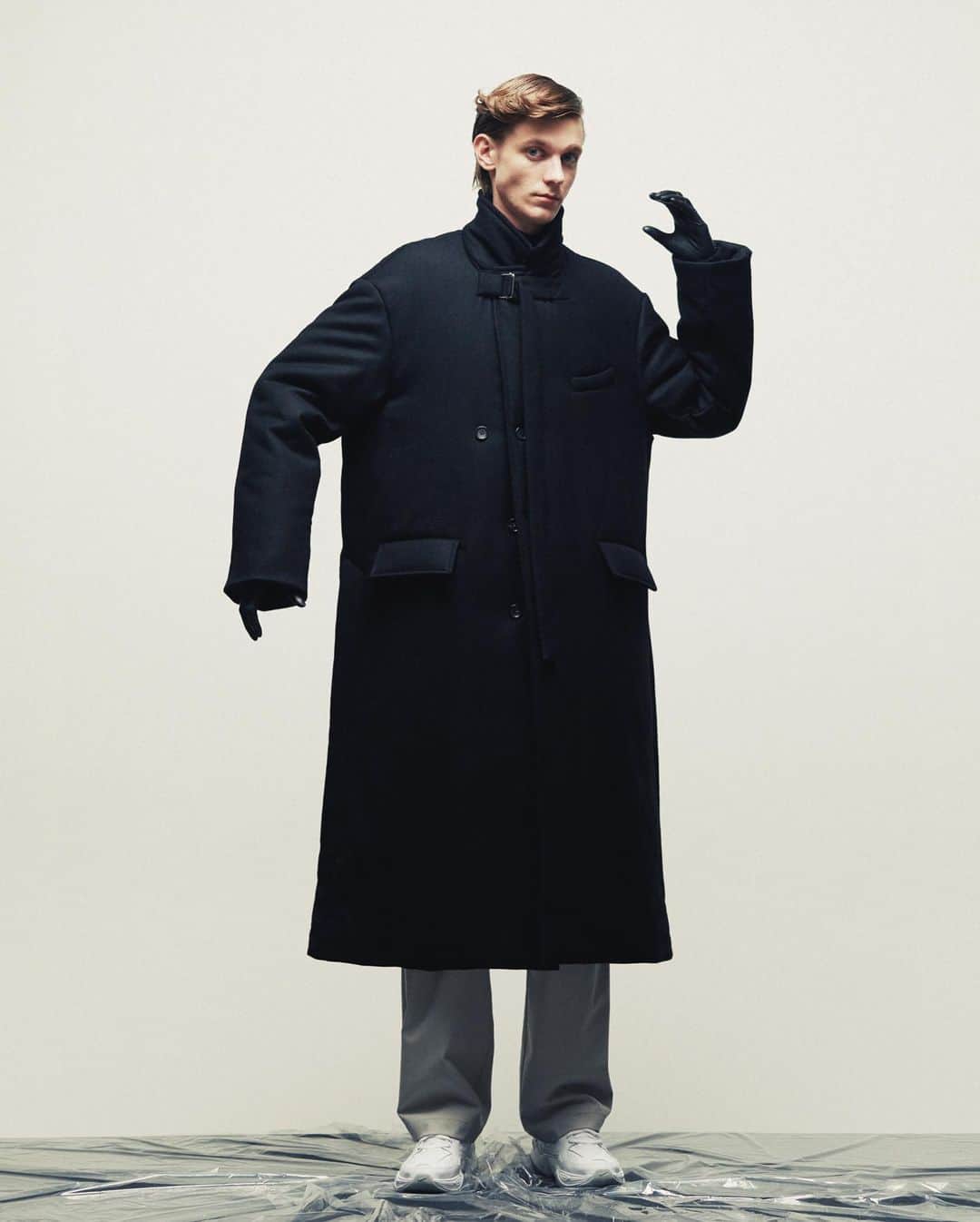 ウィザードのインスタグラム：「WIZZARD 2019 FALL WINTER COLLECTION “INTERACTION”  IDM Music（Intelligent Dance Music）の実験的な音と音の重なりと、BAUHAUSのアーティストJosef Albersのデザインにおける色彩の重なりから生まれる相互作用をリンクさせたコレクション。 アイテムの要所にはJosef Albersのデザインをイメージし、スクエアーモチーフを意識したディテールやカッティング、ステッチワークが特徴。  https://wizzard.stores.jp/  #wizzard_fac #wizzard #fashion #tokyofashion #streetfashion #fashionphoto #streetwearbrand  #streetwearaddicted #19aw #designersbrand #domesticbrand #tokyofashionweek  #2019aw #tokyo #japan #streetfashion #fashionphotoshoot #wizzardaw19 #fashionsnap」