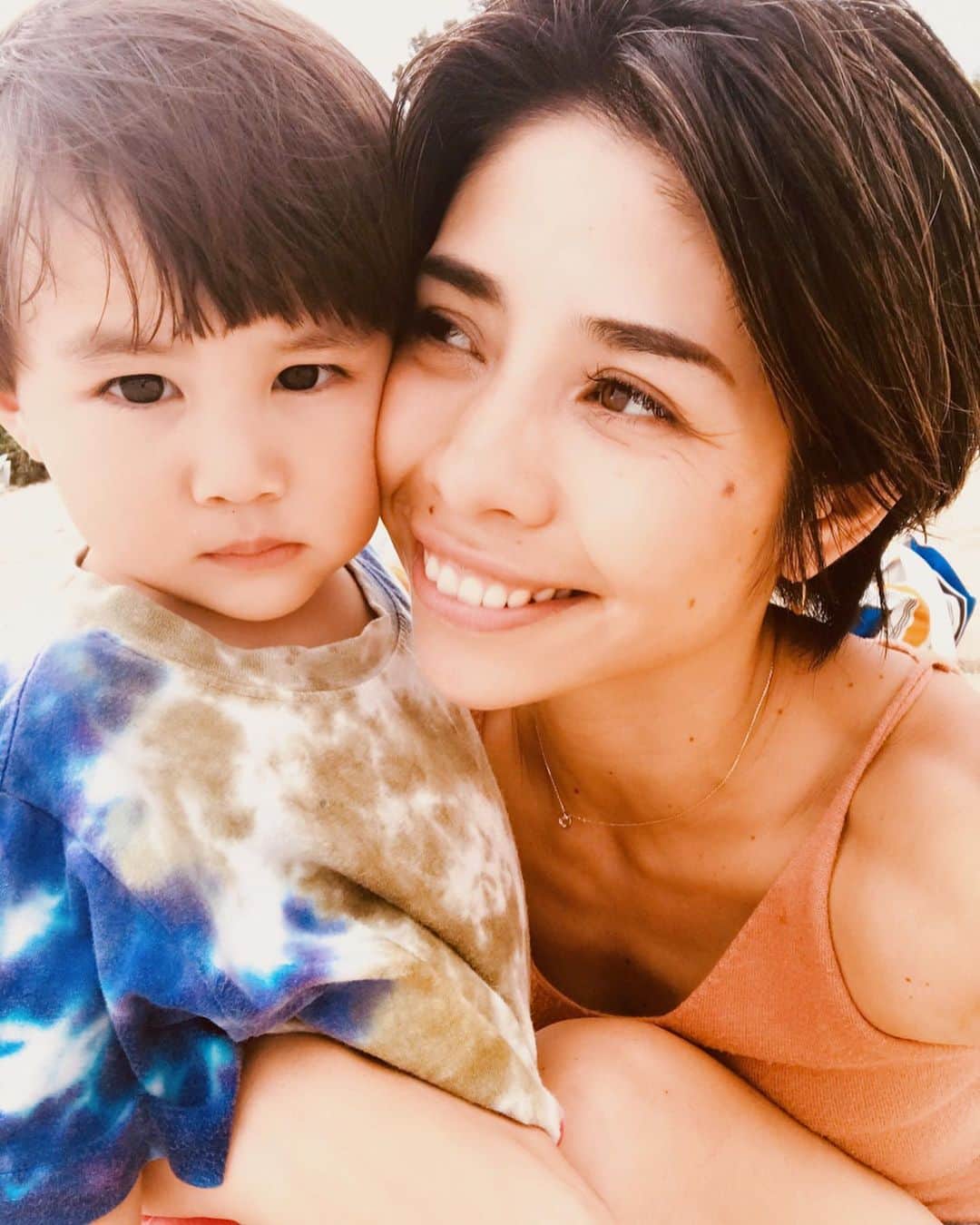 齋藤美波のインスタグラム：「👶🏻💋👩🏻 #古座間味ビーチ ・ 然くんとの2ショット少ないなぁ と思って撮ってみたのはいいんだけど なんだこの色は！！笑 撮ってた時は眩しくて画面全然見えてなかったからそのまま普通のカメラだと思って撮ったらなんか違うフィルターになってた🤦🏽‍♀️ 帰って落ち着いた時に見てびっくり🤪 ・ 座間味の綺麗さ伝わらない。笑 けど、それより然くんのキス魔っぷりに ママオドオド🤣🤣♥️ あー幸せ。笑 ・ いつか彼女にそーやって チューするのかと思うと 今のうちにぶちゅぶちゅしてやろうって 思ったよ🤣♥️💋💋💋💋 #小顔ちゃん #唇小さすぎ ・ ・ #座間味村#座間味島#古座間味ビーチ#沖縄#離島#慶良間諸島#ケラマブルー#親子#次男#息子#可愛い#愛おしい#2児のママ#男の子ママ#パワフル母ちゃん#zamami#zamamiisland#beach#bluesea#son#kiss#love#boy#baby」