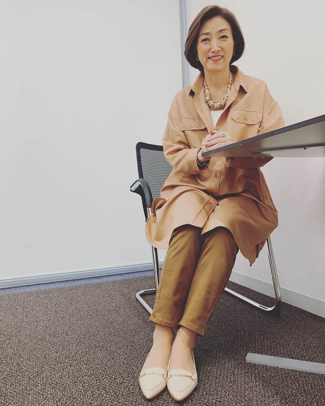 のインスタグラム：「今日はテレ朝のワイドスクランブルでした。 衣装は秋色ですね。 シューズが気に入りました。 TVAsahi morning news show as a Thursday commentator」
