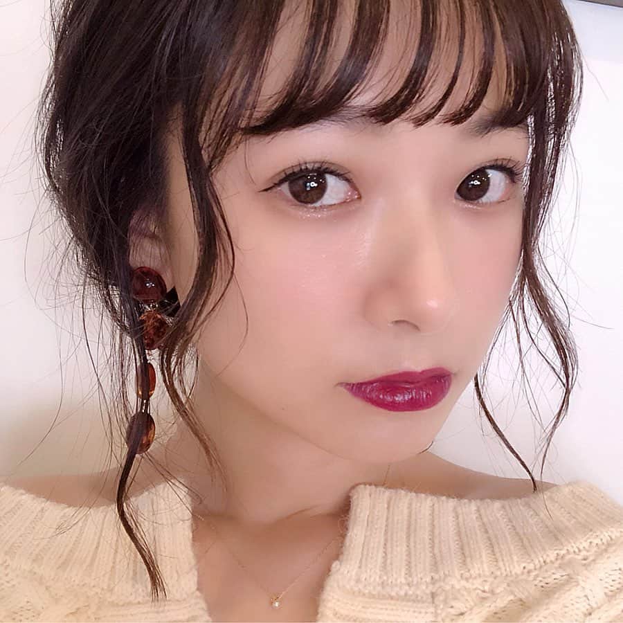 西川瑞希（みずきてぃ）さんのインスタグラム写真 - (西川瑞希（みずきてぃ）Instagram)「オトナモードをONしてくれるダークな色味でmake up...❤︎❤︎❤︎ . ▶︎アイシャドウ @paulandjoe_beaute #ポールアンドジョー #スパークリング #アイカラー #04 瞬きするたびキラキラ輝いてくれるラメが綺麗✨夜のディナーにも◎深みのある上品な目元に仕上がります// . ▶︎リップ @yslbeauty #イヴサンローラン #ルージュ #ピュールクチュールコレクター #97 パープル好きの私だけど今まで持ってなかった色味💄ツルっとした塗り心地も発色の良さも◎女性らしく使えてお気に入り// . ▶︎チーク @annasuicosmetics #アナスイ #スイブラック #クリームブラッシュ #400 頬にのせると黒からバラ色にチェンジ🥀お肌の水分に反応して色が変わるから自分だけのカラーを楽しめます//私はほんのりパープル寄りに発色してくれるのでリップにもぴったり◎ . ▶︎アイライナー @suqqu_official #スック #ジェルアイライナーペンシル #02 するする滑らか！粘膜を埋めるのに使いやすくて最近はこのシリーズを愛用中👀 . #mizukitotalbeauty #make #wintermakeup #メイクアップ #冬メイク #コスメレポ」11月28日 19時23分 - mizuki_nishikawa_