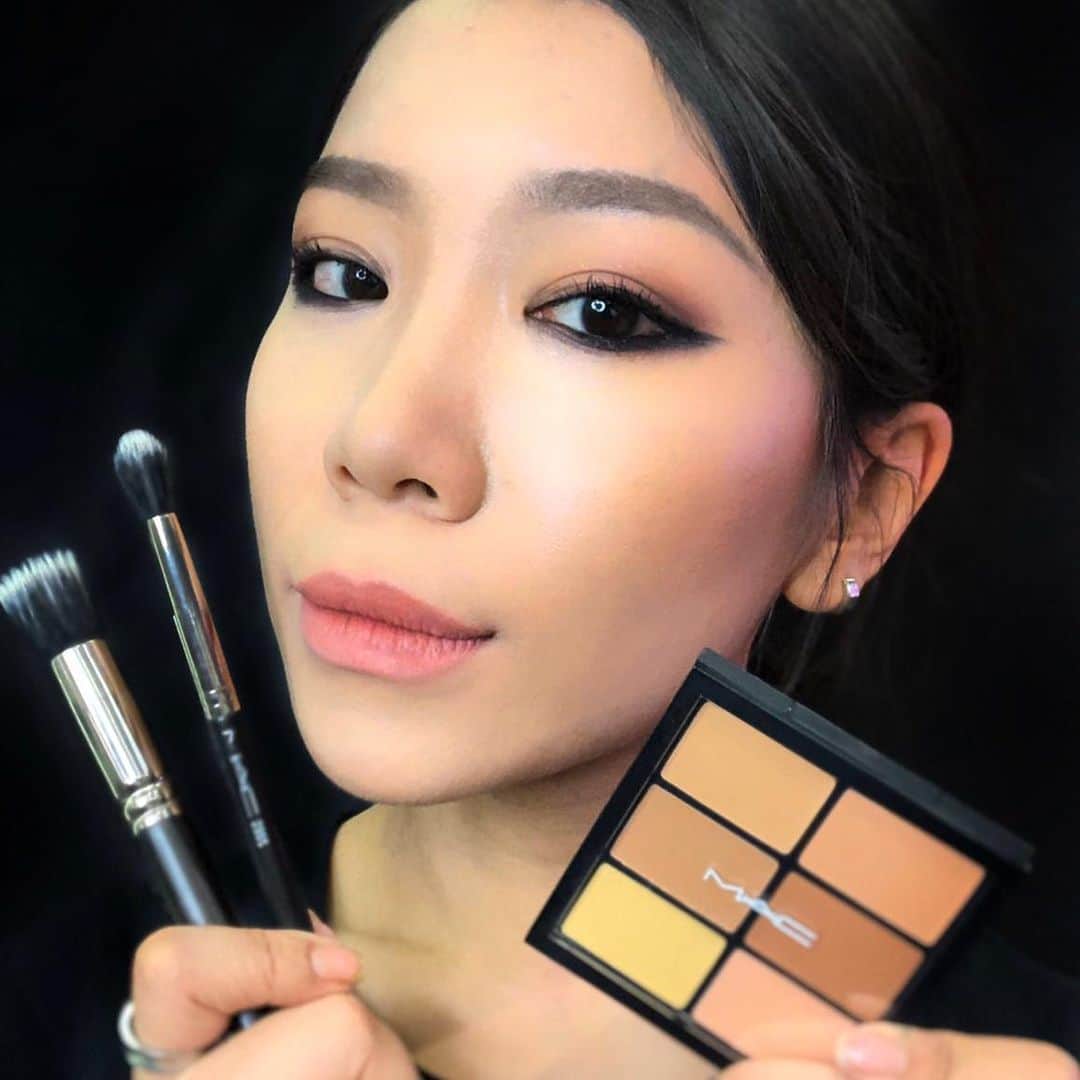 M·A·C Cosmetics Hong Kongさんのインスタグラム写真 - (M·A·C Cosmetics Hong KongInstagram)「[M·A·C ARTIST’S PICKS] 好多人問#遮瑕及修正調色組合 點樣用？專業化妝師 @lboeyy 教你三個多用途上妝手法，一件產品打造小顏零瑕疵肌膚！ TIPS: 🌟隱藏眼圈瑕疵：用286多用蜜粉掃將淺色調均匀掃上黑眼圈或任何瑕疵位置 🌟營造立體鼻樑：用286多用蜜粉掃將淺色調掃於鼻樑位置；再將深色調掃於鼻翼兩側作陰影，塑造自然立體的歐美鼻樑輪廓 🌟立體小顏：用133經典胭脂掃將比膚色略深的色調掃於臉龐腮位，具小顏瘦臉作用 立即嚟M·A·C門市搵Artist 幫你親身示範啦！  Product mentioned: 286S Duo Fibre Tapered 多用蜜粉掃 - HK$310 133S Small Cheek 經典胭脂掃（小）- HK$340 Conceal and Correct Palette 遮瑕及修正調色組合 in Medium - HK$300 #MACHONGKONG #MAC妝FUN享 Regram: @mua_tsq [M·A·C ARTIST’S PICKS] Do you know how our Makeup Artist @lboeyy keeps her look sharp and clean all day? Get her look with only 1 product - Conceal and Correct Palette in Medium🤫 🌟Quickly hide your dark circles and any blemishes with brush 286 🌟 Create a contouring nose - apply a lighter shade to highlight the bridge of your nose and a darker shade to contour the sides of the nose with brush 286 🌟Create a multi-dimensional face - use a slightly darker shade of complexion to create the perfect shading on your jaws for a slim face effect with brush 133 With only 1 palette, you can hide, highlight and contour in just 5 mins! What are you waiting for? Come try this out and keep it in your makeup bag now!」11月28日 10時34分 - maccosmeticshk
