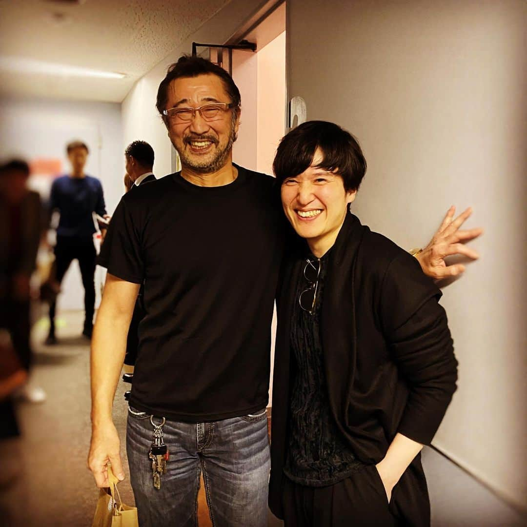 清塚信也さんのインスタグラム写真 - (清塚信也Instagram)「劇団AUN「一尺四方の聖域」を観てきました。 そして、#大塚明夫 さんにお会い出来ました！！！ 喜劇から悲劇まで、次の世代に繋げなくてはいけない知識を、一番すんなりと受け入れられるのが芝居なのかもしれないと改めて思いました。 まさに、「ミーム」です。 オリンピックを目の前に、改めて日本の今を学習し直すための素晴らしい機会となりました。 #吉田鋼太郎 さん始めとする役者の皆様ありがとうございます。  鋼太郎さんに憧れる役者が後を絶たない訳が解ります。 本当にかっこいい存在感。  そしてそして、なんと憧れの#大塚明夫 さんにお会いすることが出来ました！ 先日の#小島秀夫 監督に続き、なんという恵まれた運命…！ 最高の自分へのご褒美となりました。  シラノの時に共演した、#齋藤慎平 ちゃんも、ありがとうございました〜」11月28日 10時27分 - shinya_kiyozuka