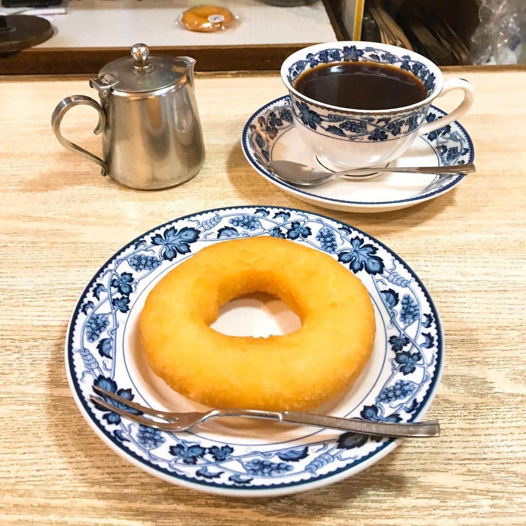 内田絢子さんのインスタグラム写真 - (内田絢子Instagram)「モーニング・コレクション！大阪本町にある老舗喫茶店・平岡珈琲店の百年珈琲とドーナツセット！  大正10年創業、お店のドアを開けた瞬間から香ばしいコーヒーの匂いが漂ってきます。4種類の豆をブレンドした百年珈琲はボイリングという手法で淹れてくださいます。沸騰させたお湯にコーヒーを入れ、炊き出し、木綿の布で漉すボイリング、職人技、神業です。漆黒のコーヒーは苦味とコクがしっかり効いています。  ドーナツは銀座パウリスタから受け継いだ創業から変わらないレシピで、毎日フライパンで揚げるんだそう。外はサックリ、中はホロホロやわらかい、優しい甘さのドーナツはどこか懐かしい気持ちに。  #平岡珈琲店 #百年珈琲とドーナツ #fm802 #brightmorning #モーニングコレクション #モニコレ  #大阪モーニング」11月28日 10時30分 - uccijun