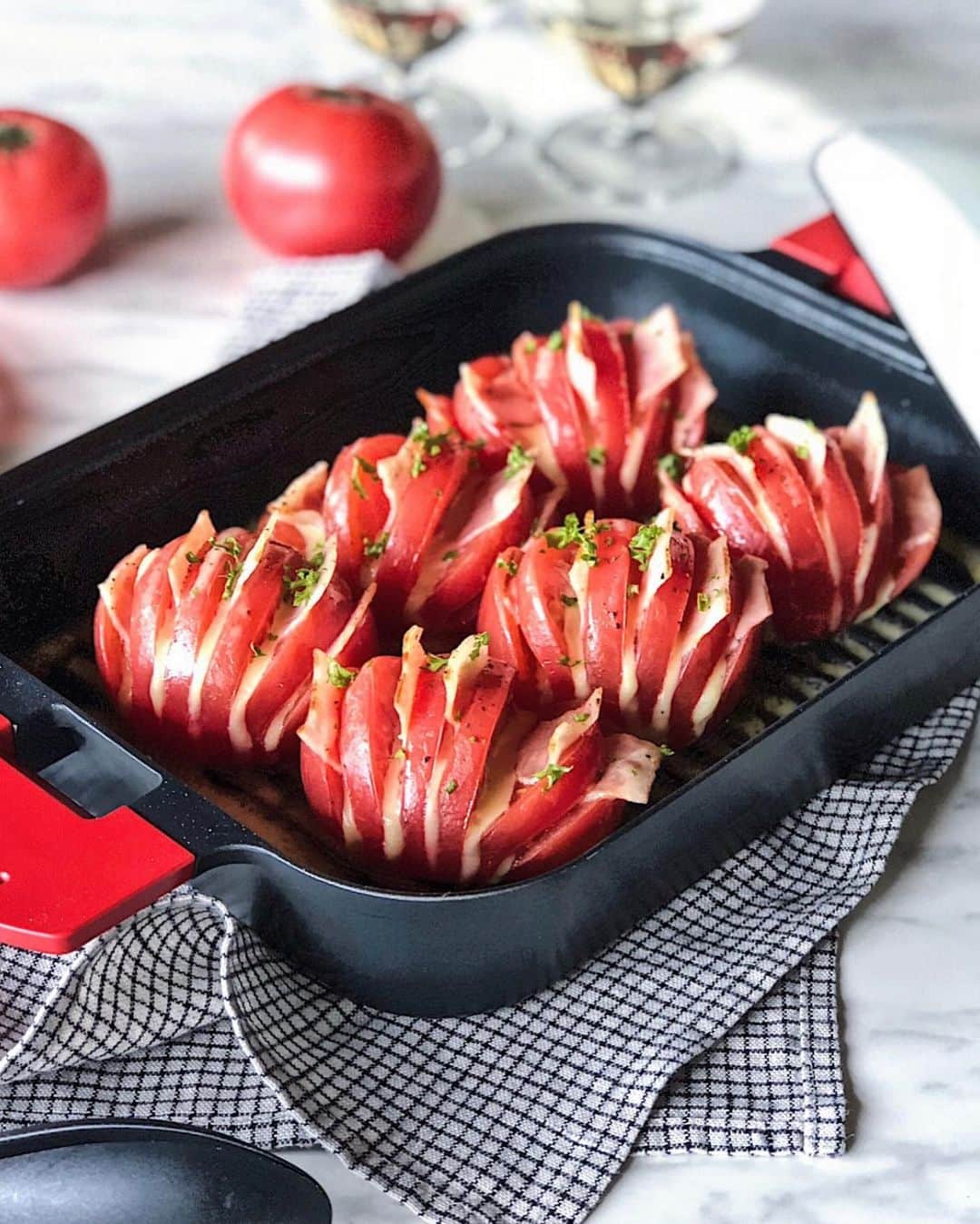 UchiCookのインスタグラム：「We have a delicious recipe for you just in time for Thanksgiving! 🍅 Hasselback Tomatoes on Steam Grill 🍅  This super easy recipe takes less than 20 minutes to make! ■ Ingredients 6 tomatoes 3 slices of bacon, cut into half 3 cheese slices, cut into half Italian parsley ⠀ Salt and black pepper⠀ Olive oil Pablo breadcrumbs ■ Steps 1. Make 5 or 6 cuts in each tomato (Be sure not to cut through the bottom). 2. Wedge bacon and cheese between each tomato slice. 3. Preheat Steam Grill over medium heat for about 3 minutes. 4. Put tomatoes on the Steam Grill.⠀ 5. Sprinkle salt and pepper. Then spread some olive oil and breadcrumbs. 6. Pour 1/3 cup water (2.7oz or 80cc) in the ridge surrounding the grill surface and steam-grill for about 10 minutes with the lid on. 7. Lastly, sprinkle parsley to serve. 8. Enjoy your meal 😋  HAPPY THANKSGIVING 🦃🍁 - - - - #uchicook #steamgrill #tomato #tomatoaddict #🍅 #kitchentools #healthylife #easyrecipes #hasselback #quickmeals #fooddeco #hasselbacktomatoes #lifestyleblogger #tomatorecipes #foodporn #kitchengoals #kitchendeco #yummy #healthy #healthyrecipes」
