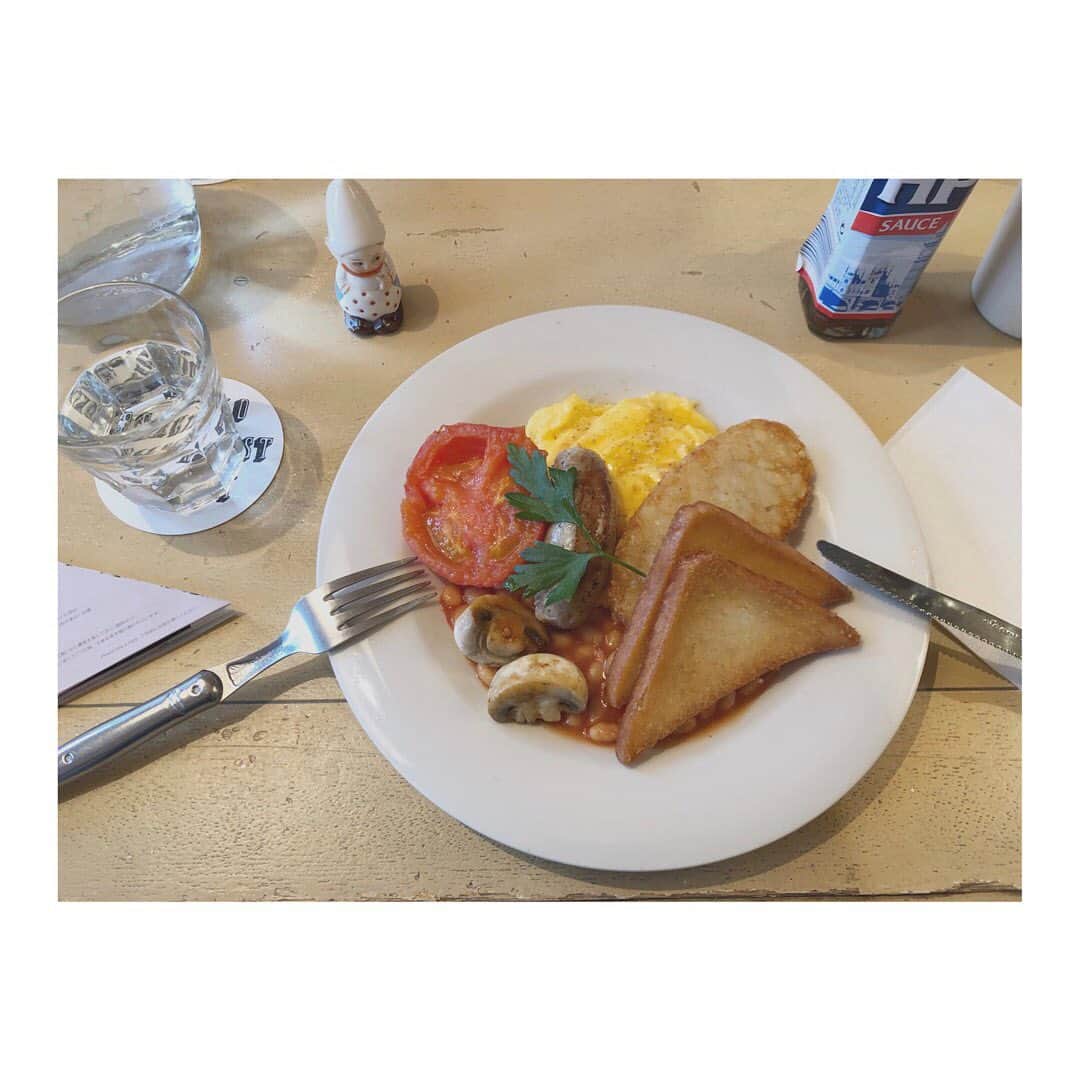 吉田明世さんのインスタグラム写真 - (吉田明世Instagram)「おはようございます。 打ち合わせまで時間が空いたので 行ってみたかったお店で 朝ごはん🍽 朝はしっかり食べる派です。 皆さんはどうですか？ 明日は晴れるかな🌞 #worldbreakfastallday  #イギリスの朝ごはん　#🇬🇧 #ご馳走様でした ワンピースは @aeronstudio  白ニットは @estnation_jp  寒すぎです。」11月28日 10時31分 - akiyo0414