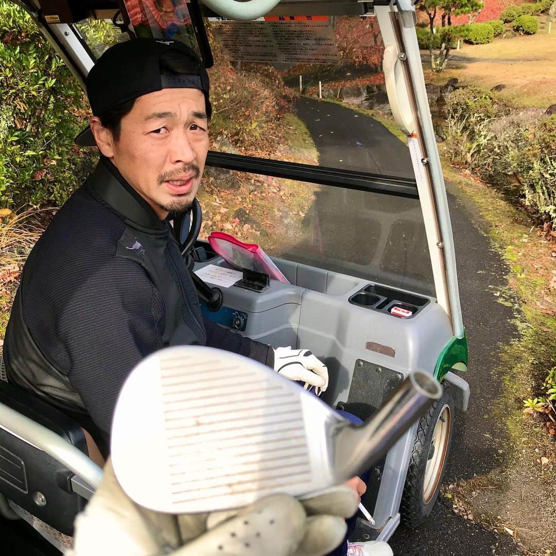 のインスタグラム：「昨日の選手会ゴルフ⛳️ このオフ初めてクラブ握ったにしてはよく回れた、同組のメンバーのおかげ🙂 序盤で阿部さんのアイアンが折れた笑  #選手会ゴルフ #南山CC #阿部寿樹 #松葉貴大 #岡田俊哉 #ジャンボ」