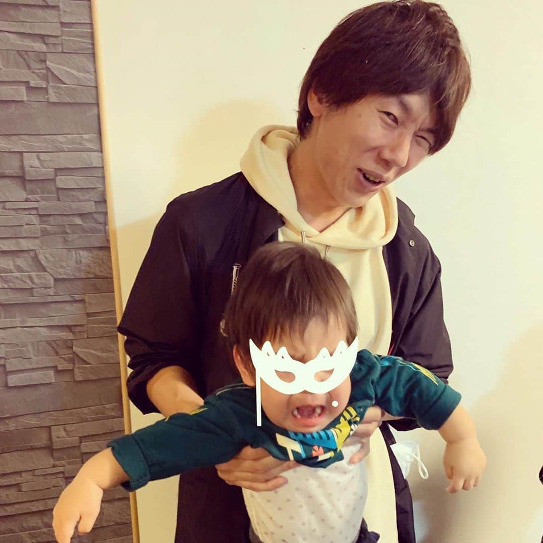 加藤千恵のインスタグラム：「古市くん @poe1985 と息子。1歳児とか絶対いやがるだろうなと思ったら、期待どおり（？）いやがってくれた。抱いてるっていうか持ってる！ 息子が泣いてるのは、眠くてグズグズだからだけど、結果として似ている表情の2人に。」