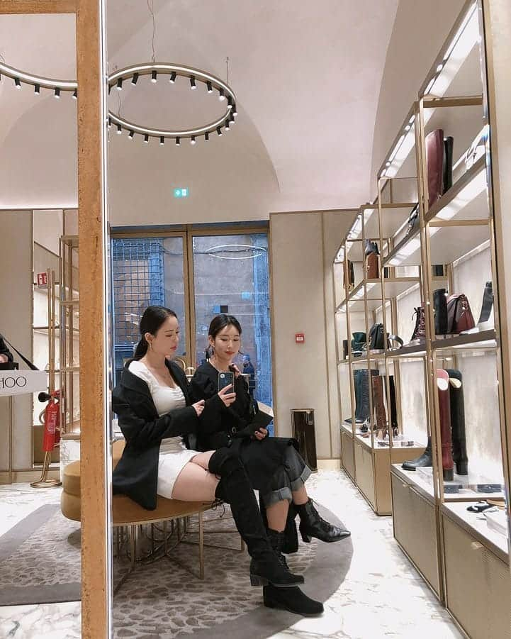 イ・ダヒさんのインスタグラム写真 - (イ・ダヒInstagram)「너랑나👭  #italy #roma #jimmychoo」11月28日 10時38分 - dahee0315