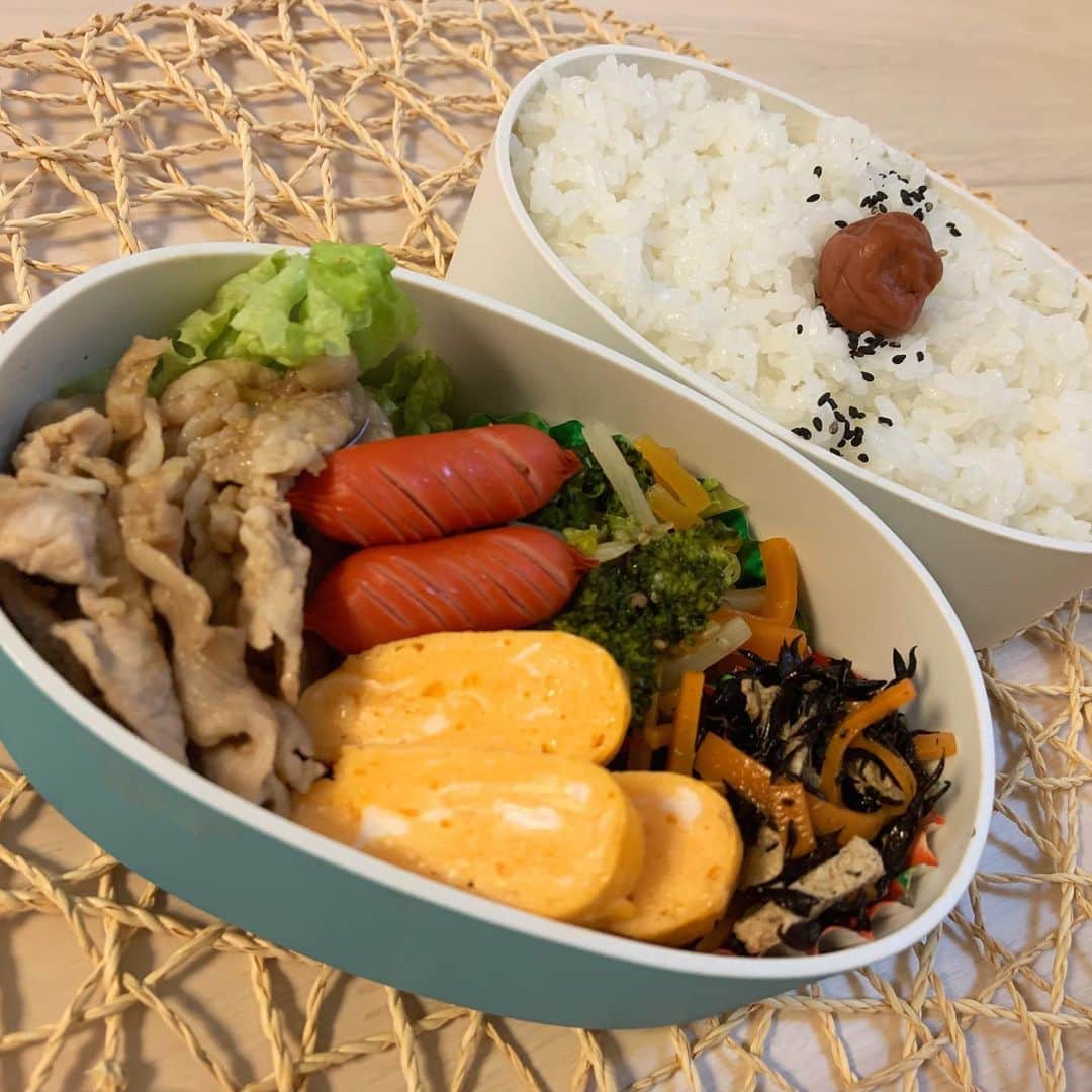本田しおりのインスタグラム：「#今日のお弁当  #生姜焼き弁当 #生姜としらすのおにぎり  #お弁当 #本田弁当 #旦那さん弁当 #神ちゃん弁当」