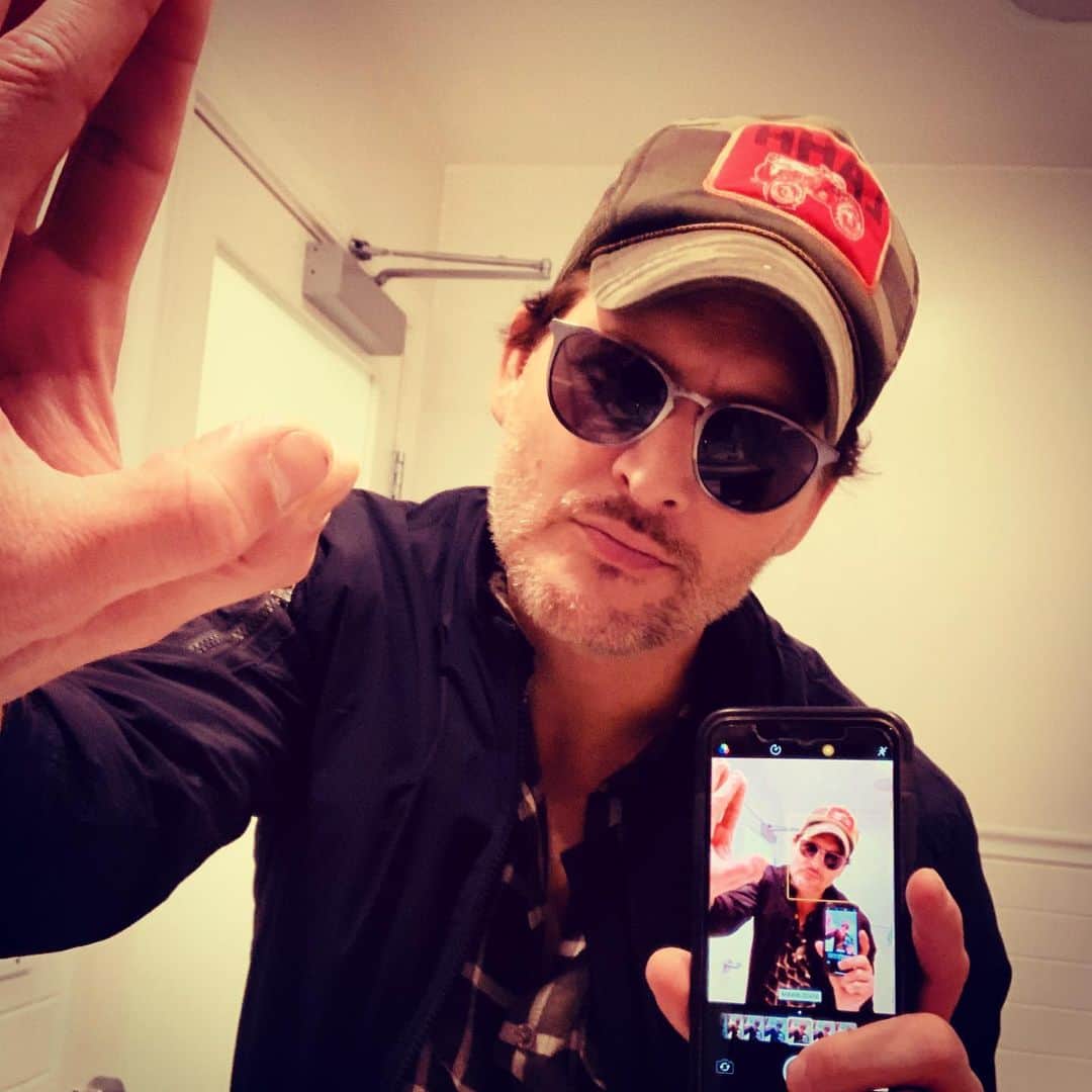 ピーター・ファシネリのインスタグラム：「Selfie on selfie on selfie.」