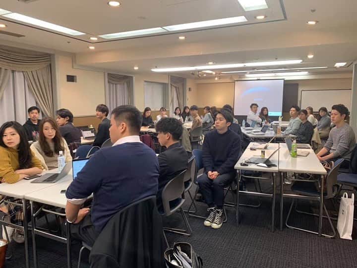 株式会社サイバー・バズのインスタグラム：「👨‍💼ルーキーJJ会議を行いました👩‍💼 ルーキーJJ会議とは 「若手社員版の自考自創」会議です☺️ 新卒1～3年目を中心にチームを組み、 社内制度～事業拡大まで会社を大きくしていくための施策を考え、高村社長にプレゼンする機会です😊🌟 決議されれば制度化され、チームで考えた案が実行できます💪 ❗️ プレゼンの準備期間は約1カ月📅 部署や年次を横断したチーム編成ですが、何度もミーティングを重ねるなかで、お互い親睦を深めるきっかけにもなりました👫  イベントの後は渋谷のおしゃれなラウンジで懇親会🌹 なかにはチームで考えた渾身の案が決議されず悔しさを滲ませる新卒社員も…😔 悔しさをバネにさらに成長している姿をみられることが楽しみです🔥  詳細はサイバー・バズ公式ブログにて更新をしておりますので、 是非チェックしてみてください👀🌟 https://www.cyberbuzz.co.jp/blog/2019/11/post-281.html  #jj会議 #ルーキー #ルーキーJJ会議 #若手社員 #新卒 #プレゼン #社内活性化  #先輩社員  #サイバーバズ  #ベンチャー企業 #webマーケティング #インフルエンサー #インフルエンサーマーケティング #渋谷 #東京 #インターン #インターンシップ #新卒採用 #新卒 #就活 #就活がんばれ #就活の息抜き #就活生と繋がりたい #21卒 #21卒就活 #キャリアウーマン #shibuya #tokyo #business」