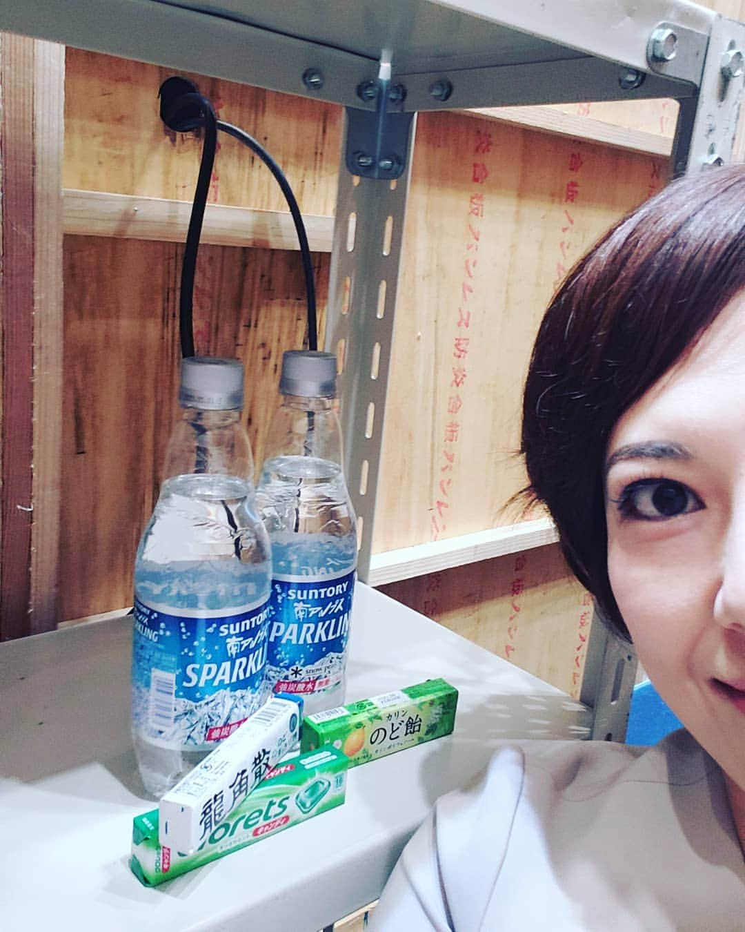 梅田陽子さんのインスタグラム写真 - (梅田陽子Instagram)「IIFES2日目。炭酸水と飴ちゃんで朝から元気がでるの巻。 朝から雨ですが、今日も頑張りましょう。それにしても寒いね❗  #iifes2019#iifes#東陽テクニカ#iot#ものづくり#東京ビッグサイト#国際展示場#梅田陽子#アナウンサー#キャスター#mc#ありがとうございます」11月28日 10時44分 - yokoumeda