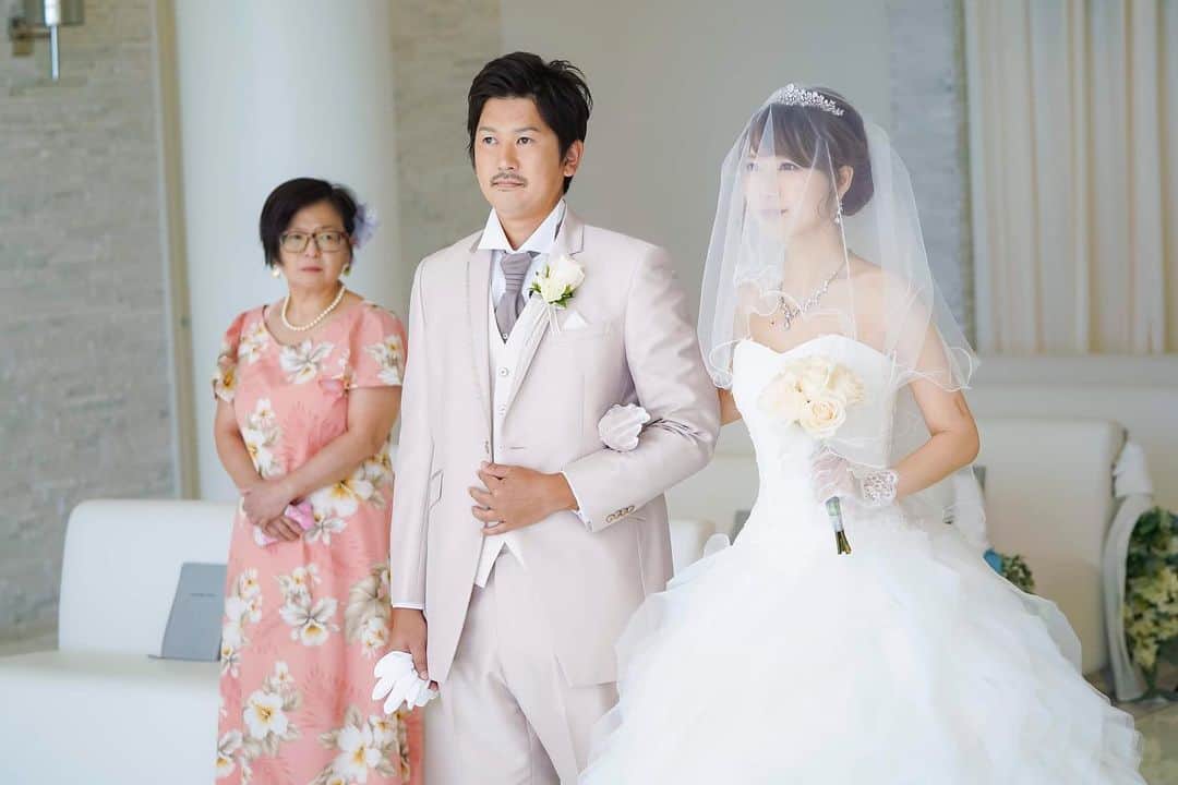 H.I.S. ウェディング（エイチ・アイ・エス）さんのインスタグラム写真 - (H.I.S. ウェディング（エイチ・アイ・エス）Instagram)「* * #ハワイ #ザモアナチャペル * * 日本で打合せもしますが、当日の流れは現地での打合せで細かくご説明するので心配いりません☺️🌈 ワクワクの気持ちだけもっていってくださいね💗 * * 📍Wedding at ザ・モアナチャペル 📍Time 14:00 👰 Bride: @chan.1024 * * * 🤷‍♀️海外挙式ってどんな感じ🙄？予算は？ 準備期間は？まずどうしたらいいの？🤦‍♀️ など、疑問や質問があれば気軽にコメントしてね😉❣️ * * #hisウェディング #ハワイウェディング  #海外挙式 #海外ウェディング #結婚式準備 #プレプレ花嫁 #幸せバトン #日本中のプレ花嫁さんと繋がりたい #ゼクシィ2019  #タビ嫁 #tabijyo_wedding #2019冬婚 #2020春婚 #プロポーズ #理想の結婚式  #his卒花 #海外挙式準備 #サマーウェディング #撮影ポーズ #ハワイ好きな人とつながりたい #海外花嫁 #式場探し中 #海外ウェディングフォト #リゾートウェディング #プレゼント企画 #結婚式は旅だ #リゾ婚  #ザモアナチャペルhis」11月28日 10時44分 - his_wedding