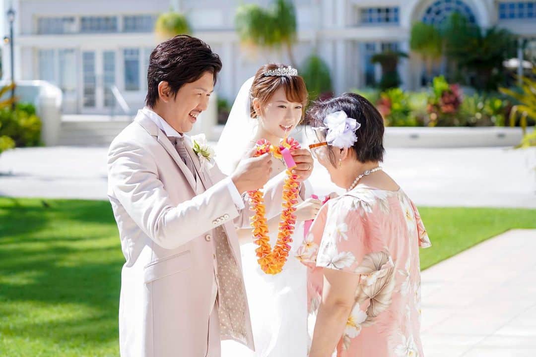 H.I.S. ウェディング（エイチ・アイ・エス）さんのインスタグラム写真 - (H.I.S. ウェディング（エイチ・アイ・エス）Instagram)「* * #ハワイ #ザモアナチャペル * * 日本で打合せもしますが、当日の流れは現地での打合せで細かくご説明するので心配いりません☺️🌈 ワクワクの気持ちだけもっていってくださいね💗 * * 📍Wedding at ザ・モアナチャペル 📍Time 14:00 👰 Bride: @chan.1024 * * * 🤷‍♀️海外挙式ってどんな感じ🙄？予算は？ 準備期間は？まずどうしたらいいの？🤦‍♀️ など、疑問や質問があれば気軽にコメントしてね😉❣️ * * #hisウェディング #ハワイウェディング  #海外挙式 #海外ウェディング #結婚式準備 #プレプレ花嫁 #幸せバトン #日本中のプレ花嫁さんと繋がりたい #ゼクシィ2019  #タビ嫁 #tabijyo_wedding #2019冬婚 #2020春婚 #プロポーズ #理想の結婚式  #his卒花 #海外挙式準備 #サマーウェディング #撮影ポーズ #ハワイ好きな人とつながりたい #海外花嫁 #式場探し中 #海外ウェディングフォト #リゾートウェディング #プレゼント企画 #結婚式は旅だ #リゾ婚  #ザモアナチャペルhis」11月28日 10時44分 - his_wedding
