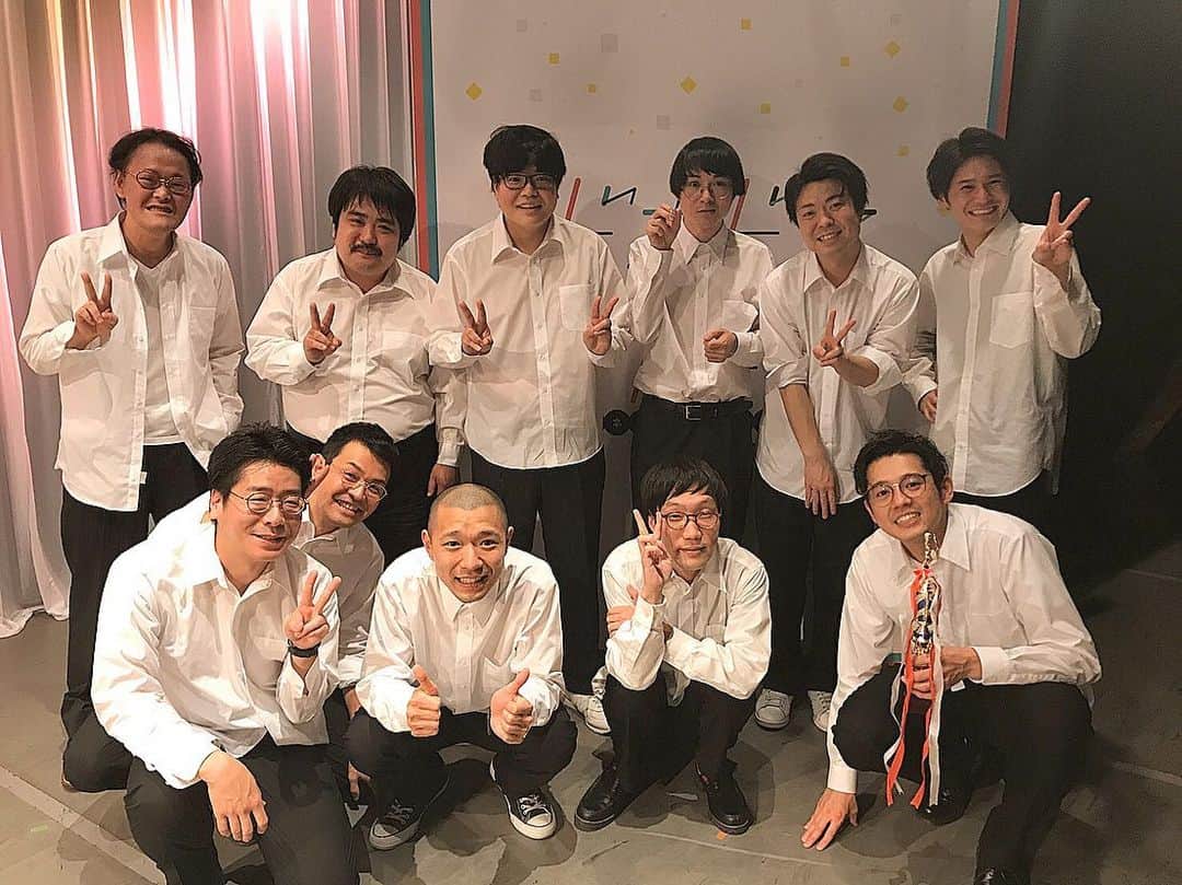 高見雄登のインスタグラム：「みんなに「すごい」ってほめてもらえると思ったのに、全員にドン引きされた。 #ドキドキアドリブ物語 ひとりだけ配役が無い白紙のアドリブでみんなをだますっていう企画やから… 一生懸命やっただけやのに… 聞こえたのは「すごい」の声じゃなくて、満席立見の「ひぇええええええ！」という悲鳴でした。 #悲鳴 その後は代官山の蔦屋でイラスト大喜利のMC。 楽しかったんが一撃で伝わる写真。 イラストレーターさん、小説家さんといっしょの大喜利、新鮮でおもしろかったです！ 誘っていただいたいとうひでみさん、ありがとう！ #ねむるまえにしゃべろう 終わった後、いとうさんは大喜利の余熱でホクホクしたままチェッカーズ歌ってました。 #ジュリアに傷心」