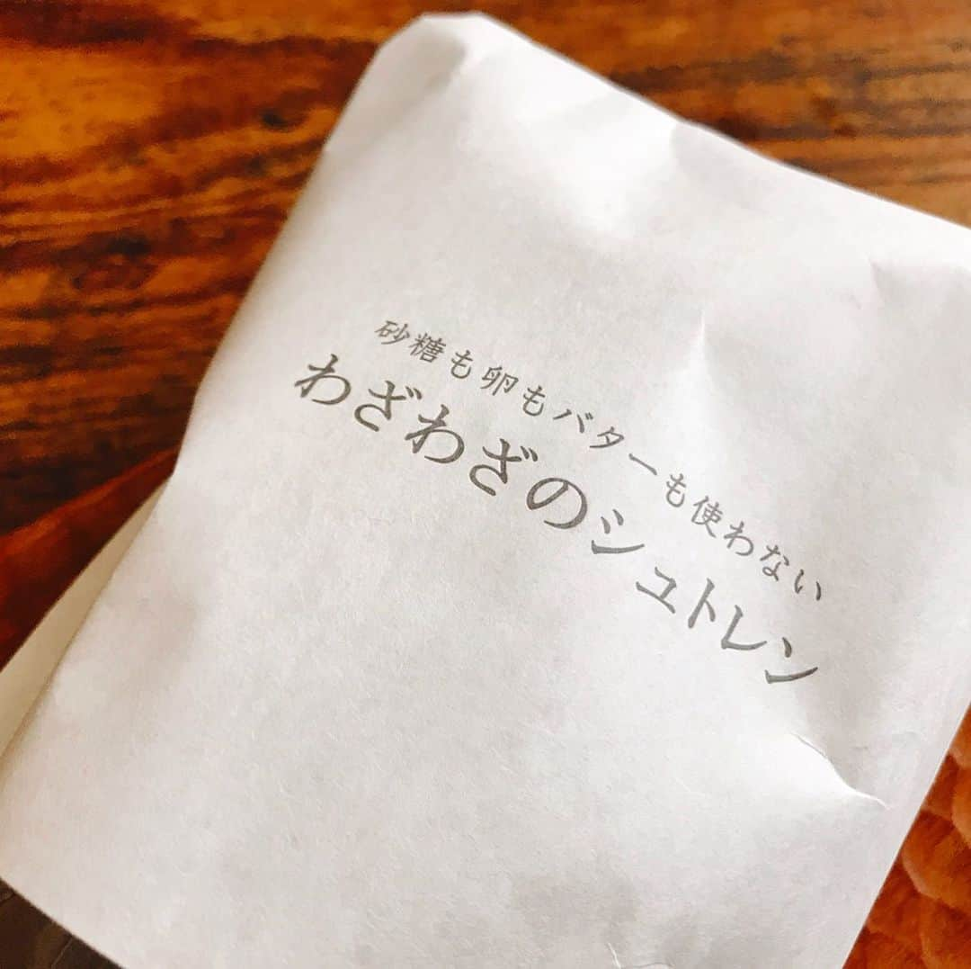 haruさんのインスタグラム写真 - (haruInstagram)「2019 11 28 木曜日  おはようございます * ずっとグズついた空 青空が恋しい 明日は洗濯物片づくかな ？ 今年は 初めての #わざわざ  さんの シュトレン♡ フルーツ・チーズ・生ハムのせても 美味しそう　ワイン🍷にぴったりかもぉ😗 週末家族揃ったら 楽しもう❤︎ *ふつうのクッキー🍪も *生アーモンドバターも 楽しみ😗 一度お店に行ってみたいなぁ * 頭の中食べる事だらけ　笑🤣 * * #パンと日用品の店わざわざ #長野#シュトレン#身体に優しい#山の上のパン屋さん#癒し#美味しいもの #美味しいもの好きな人と繋がりたい #食いしん坊#キナリノ#クリスマス#おやつ #wazawaza #japan #nagano #food#simplelife #yummy #stollen #sweets」11月28日 10時47分 - shoco132102