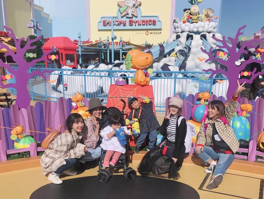 のインスタグラム：「ハロウィンぐらいの時に 数年ぶりに ユニバ行ってきたよ。  私、絶叫もお化け屋敷も 嫌いやから 2歳、4歳の友達と 行くぐらいが 丁度良いみたい。  #USJ #usjハロウィン  #ユニバ#ユニバーサルスタジオジャパン #ハロウィン#snoopy#friends#マイメン」