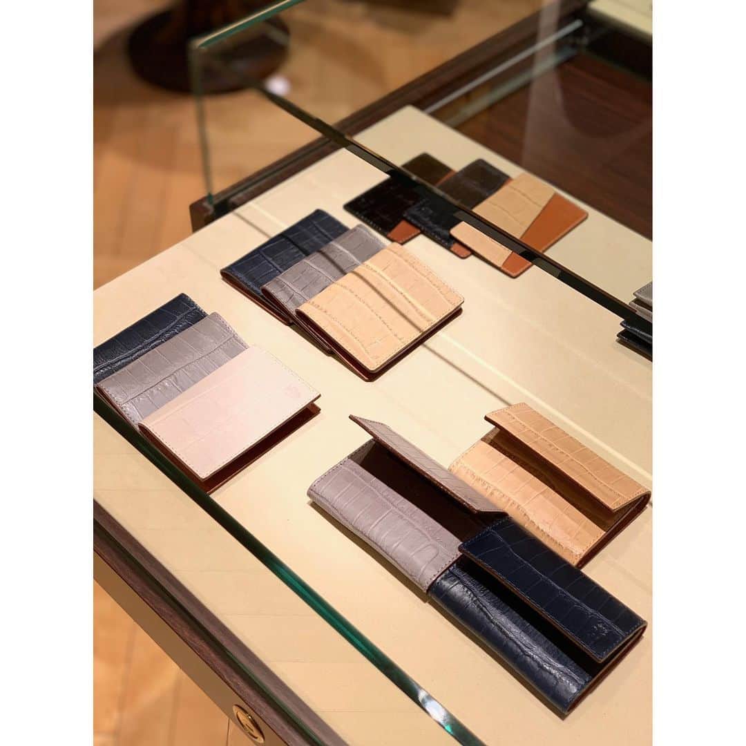 Felisi Japan 〔フェリージ〕さんのインスタグラム写真 - (Felisi Japan 〔フェリージ〕Instagram)「【フェリージ 梅田店】 . クリスマスのギフトはお決まりでしょうか？ この度、FELISIの革小物を対象にイニシャル刻印サービスを実施致します。刻印の色は、ゴールド・シルバー・素押しの3色よりお選びいただけます。 . 期間は2019/11/29（金）～12/25（水）までとなっております。尚、対象品番は下記の通りとなっております。 ※クリスマスギフトとして12/25（水）にお渡しをご希望の方は、12/15（日）までにご購入・受付をお願いいたします。 . ■ベルト（2型） 699/6、85/07 . ■カードケース（3型） 100、450、777 . ■ウォレット（8型） 62/2、3005、3500、1041、876、452、969、1031 . ■キーケース（2型） 845、921 . . ご不明な点などございましたら、店頭スタッフまでお問い合わせくださいませ。スタッフ一同心よりお待ちしております。 . . . #felisi #wallet #cardcase #keycase #belt #initial #OSAMPO #フェリージ #イニシャル刻印 #刻印サービス #ギフト #贈り物 #クリスマスギフト #ホリデーシーズン #定番アイテム #お財布 #ウォレット #名刺入れ #ベルト #グランフロント南館1階 #ウメキタ」11月28日 10時55分 - felisi_japan