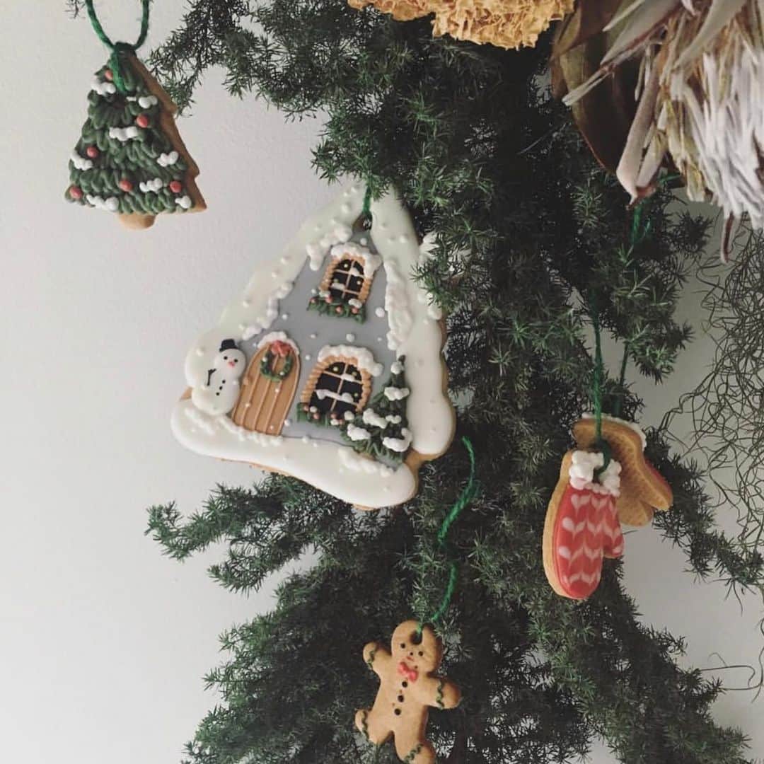 kikkoのインスタグラム：「Christmas lesson  まだサンプルできてません、いつもすみません🙏おうちの色が変わるかもです🏠  レッスン空き情報 15日(日曜日)空きあり 17日(火曜日)満席 11時ー13時tea付き5500円です。  ご予約は、DMまたはmailにてお申し込み下さい❤️ 是非お待ちしております。」