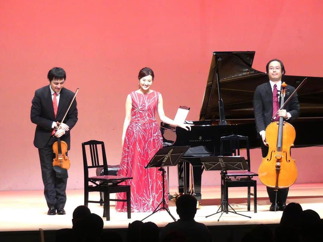 森本麻衣のインスタグラム：「likes to play in an ensemble🎻🎹✨ . ソロにはない音楽の楽しみがあって、アンサンブル好き❣️ . . . . . #maimorimoto#trio#concert#piano#pianist#celllo#violin#🎻#🎹#trio#pianotrio #森本麻衣#ピアノ#トリオ#ピアノトリオ#バイオリン#チェロ#アンサンブル#芸大トリオ#クラシックコンサート#コンサート#お辞儀」
