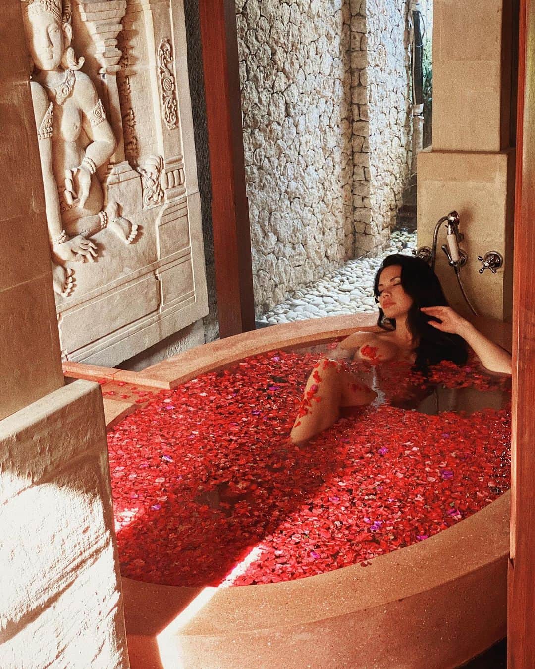 Tawny Jordanさんのインスタグラム写真 - (Tawny JordanInstagram)「Spiritual Flower Baths are an absolute MUST @jamahalbaliresort 🌺 x These baths cleanse and detox not only your body, but your soul ✨ @theasia.collective #theasiacollective #bali #vacation #travel #flowers #bath #jamahalbaliresort」11月28日 11時23分 - tawnyjordan