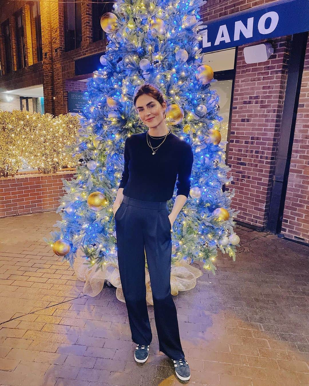 ヒラリー・ローダのインスタグラム：「Home to see family for Thanksgiving! 🦃🍂♥️」